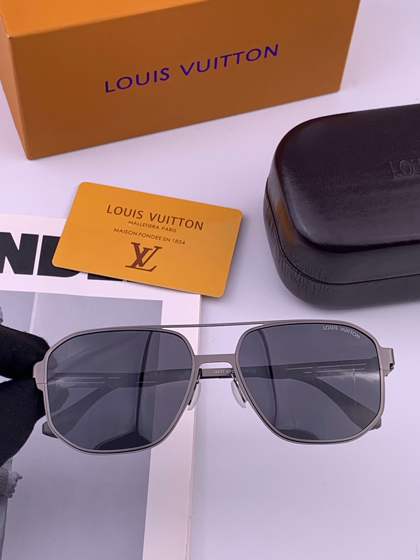 ♦️LV 新款男女情侣款太阳镜多边形墨镜iP电镀永不褪色 超轻超有弹性整幅眼镜无螺丝重要的是压不坏 高清镜片、精湛的工艺