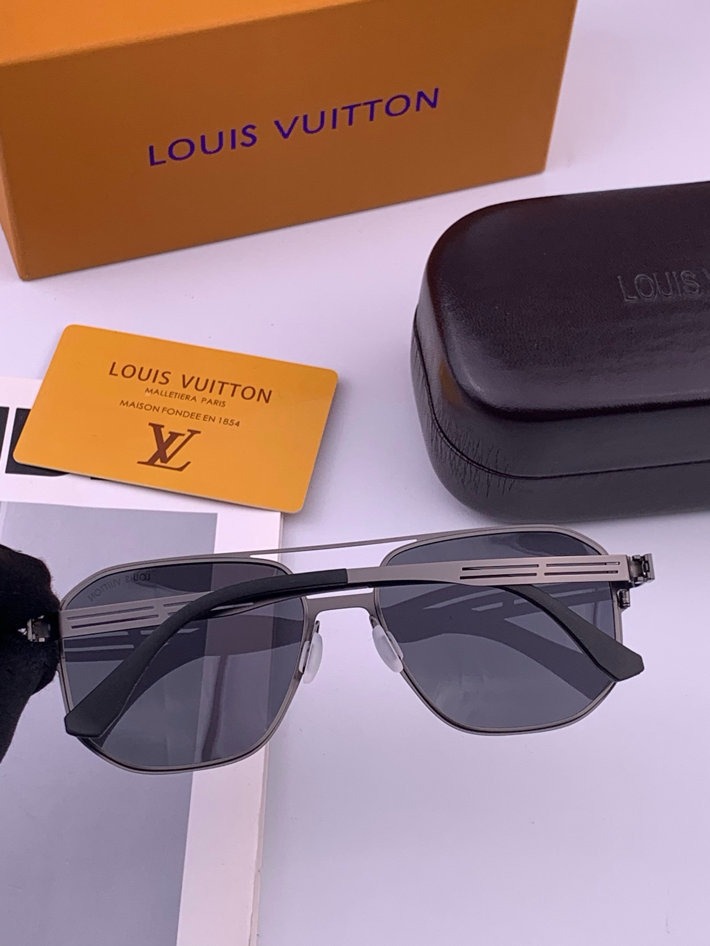 ♦️LV 新款男女情侣款太阳镜多边形墨镜iP电镀永不褪色 超轻超有弹性整幅眼镜无螺丝重要的是压不坏 高清镜片、精湛的工艺