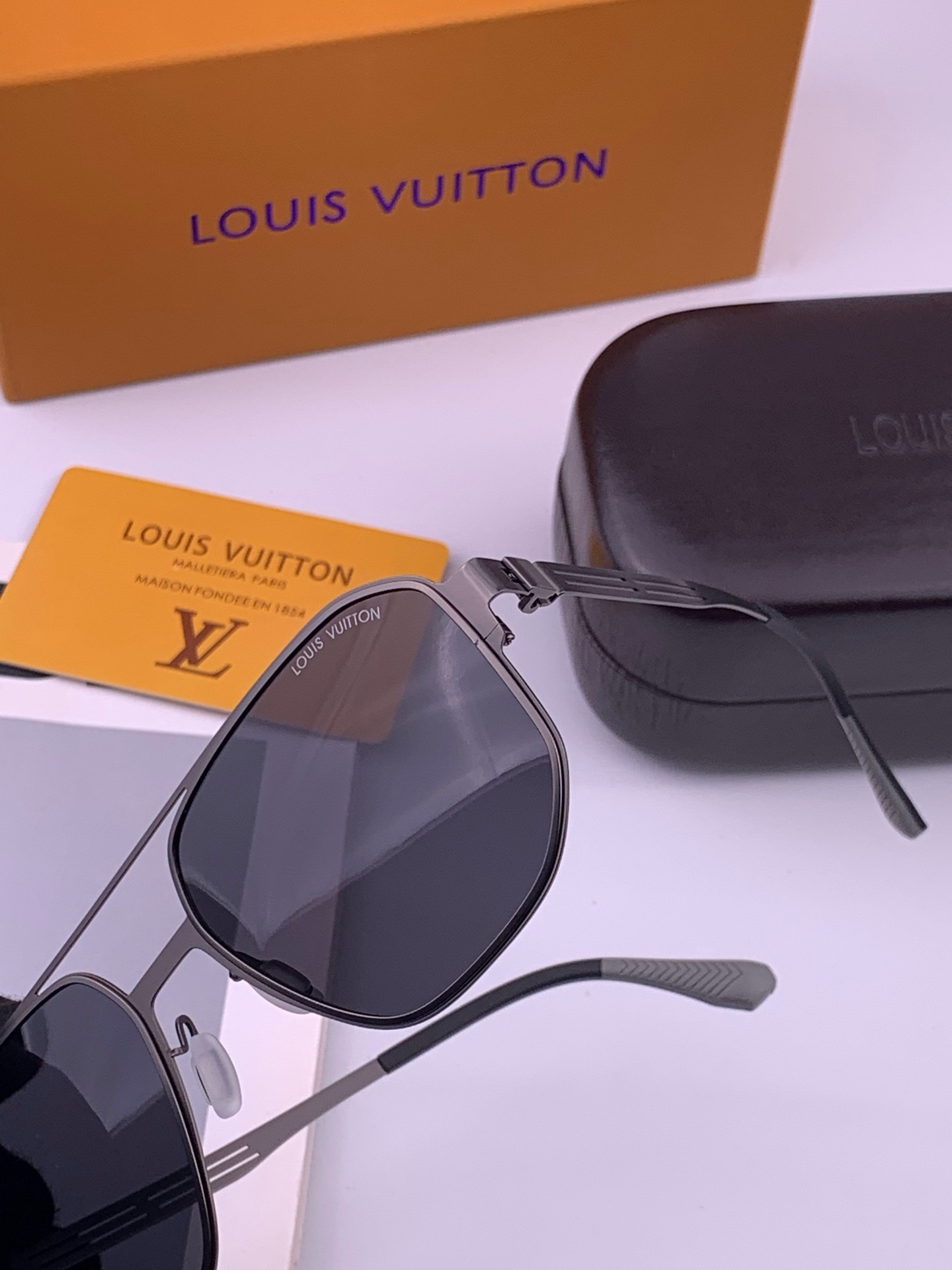 ♦️LV 新款男女情侣款太阳镜多边形墨镜iP电镀永不褪色 超轻超有弹性整幅眼镜无螺丝重要的是压不坏 高清镜片、精湛的工艺