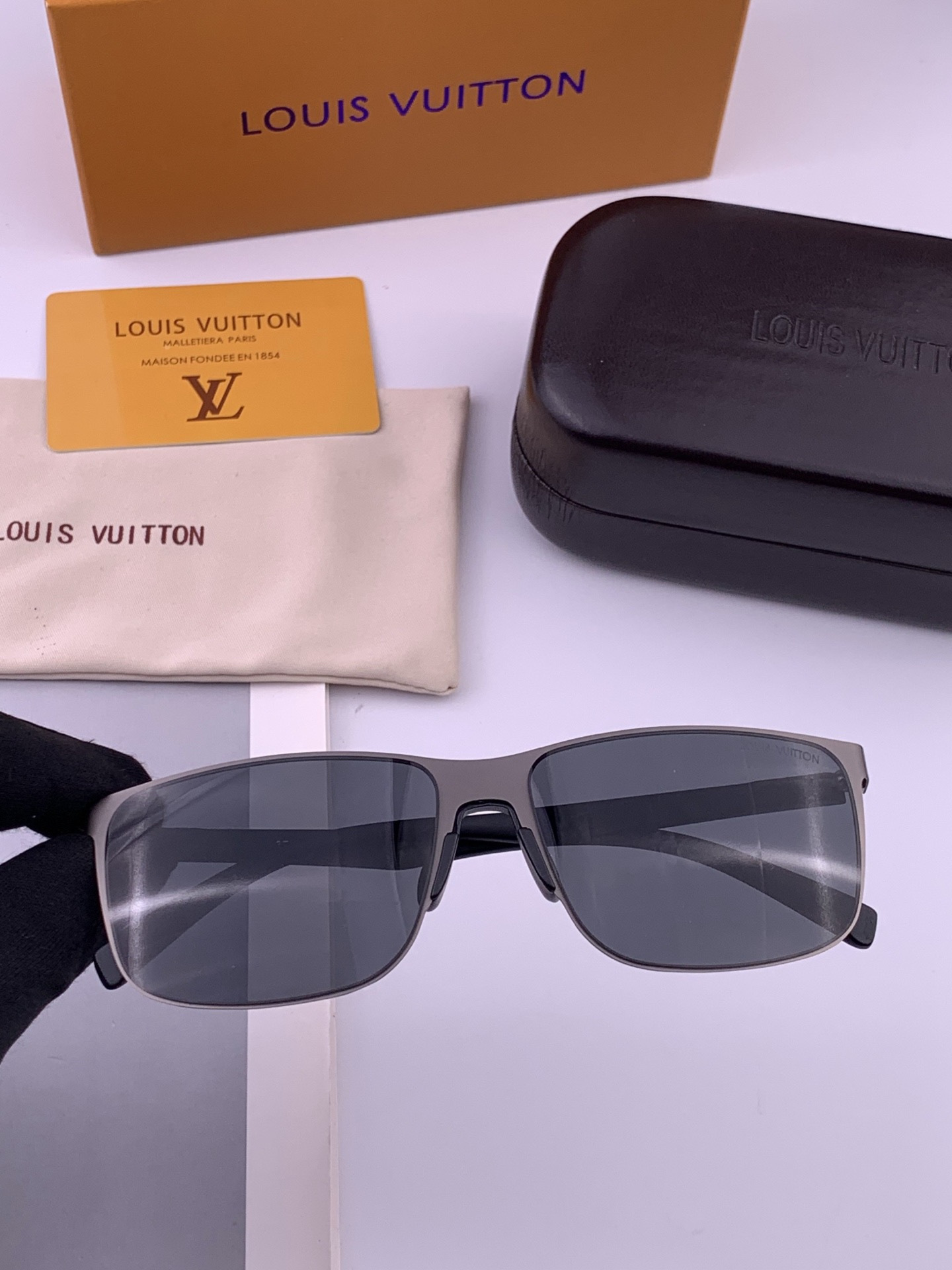 LV 男款炫彩飞行员偏光太阳镜 ❤️材质：高清尼龙加厚卡槽高清偏光镜片 🌹无边框镜架💕颜👍型号：L5374