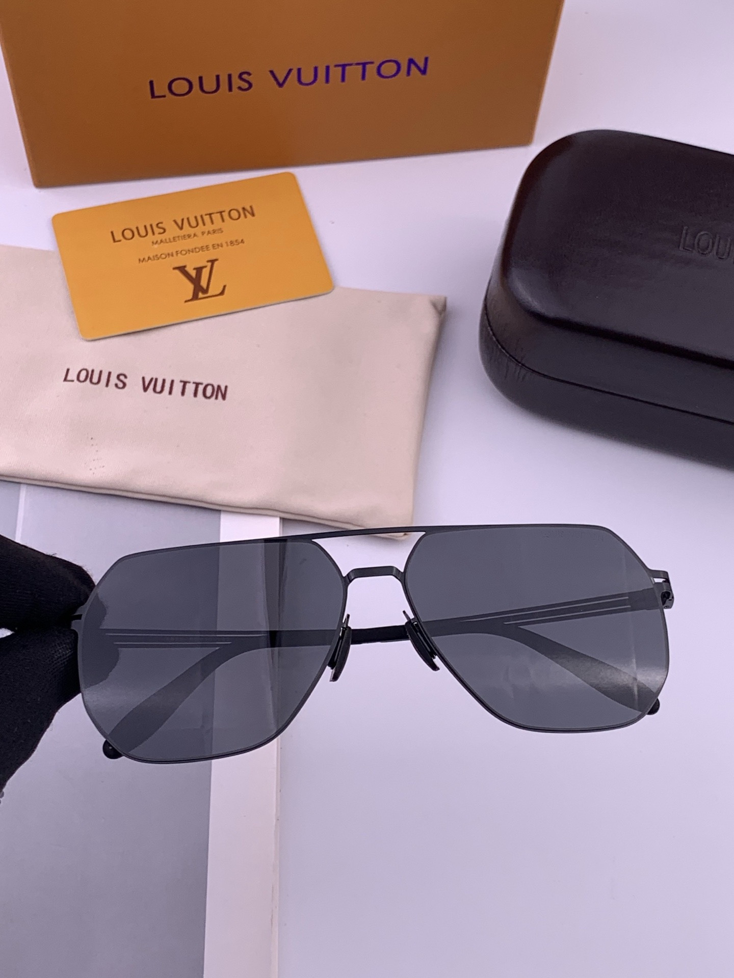LV 男款炫彩飞行员偏光太阳镜 ❤️材质：高清尼龙加厚卡槽高清偏光镜片 🌹无边框镜架💕颜👍型号：L0397