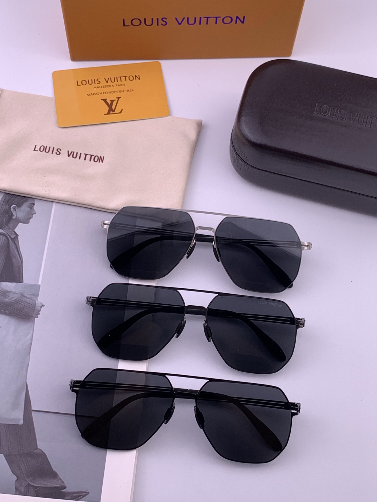 LV 男款炫彩飞行员偏光太阳镜 ❤️材质：高清尼龙加厚卡槽高清偏光镜片 🌹无边框镜架💕颜👍型号：L0397