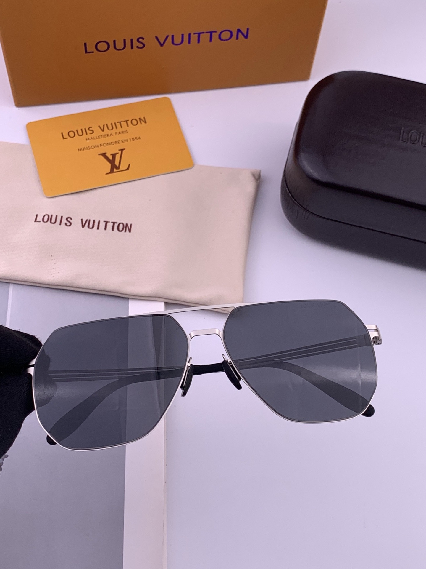 LV 男款炫彩飞行员偏光太阳镜 ❤️材质：高清尼龙加厚卡槽高清偏光镜片 🌹无边框镜架💕颜👍型号：L0397