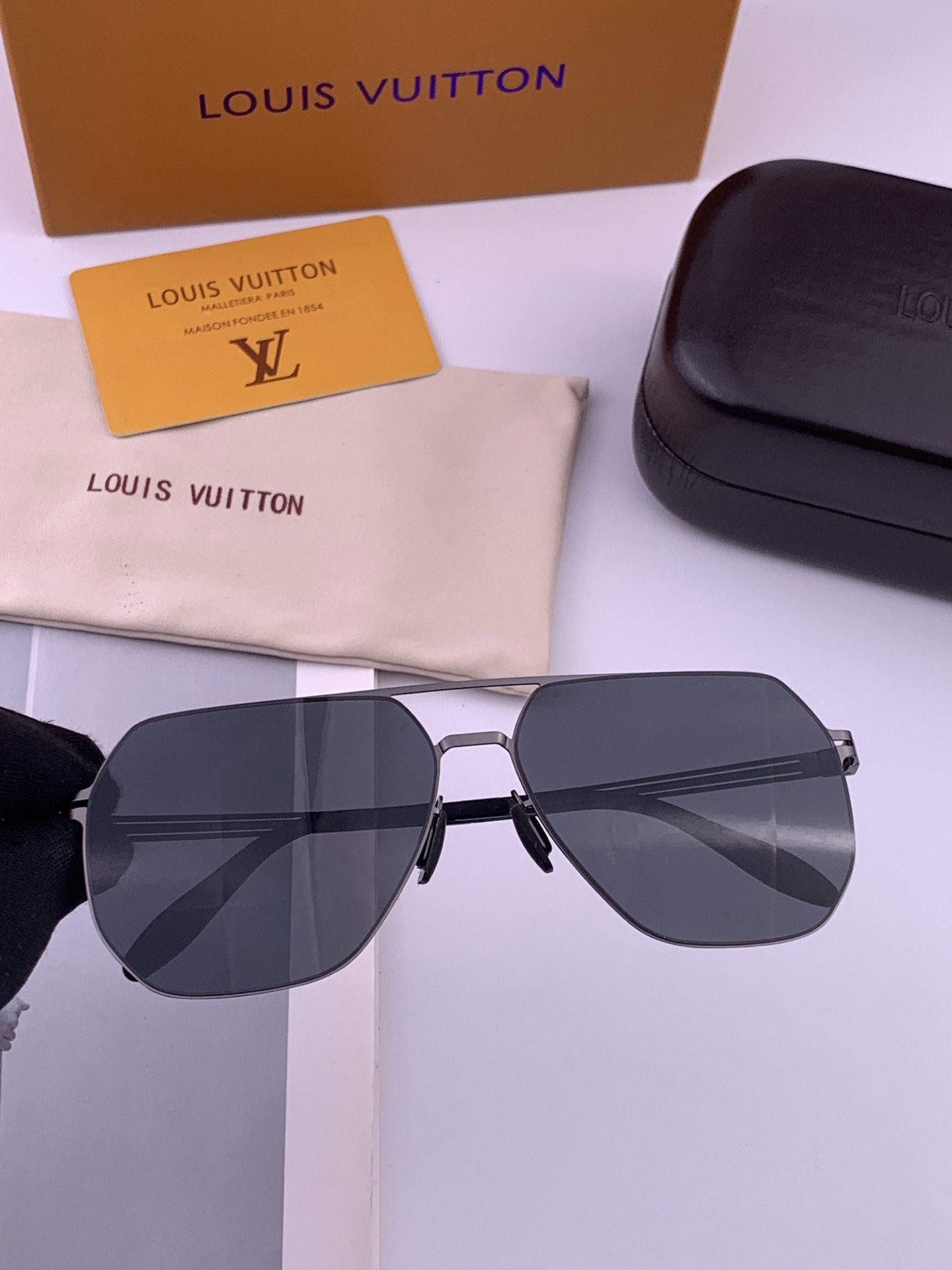 LV 男款炫彩飞行员偏光太阳镜 ❤️材质：高清尼龙加厚卡槽高清偏光镜片 🌹无边框镜架💕颜👍型号：L0397