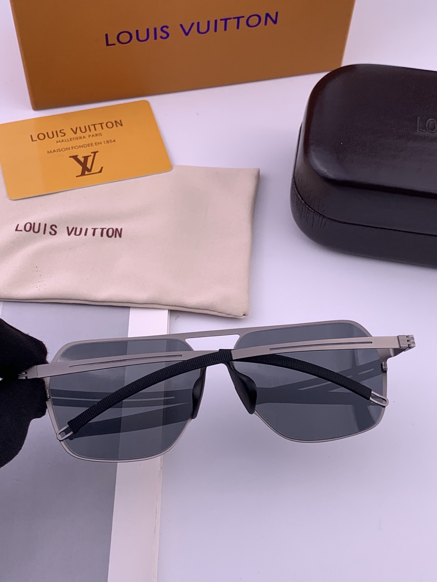 LV 男款炫彩飞行员偏光太阳镜 ❤️材质：高清尼龙加厚卡槽高清偏光镜片 🌹无边框镜架💕颜👍型号：L7397