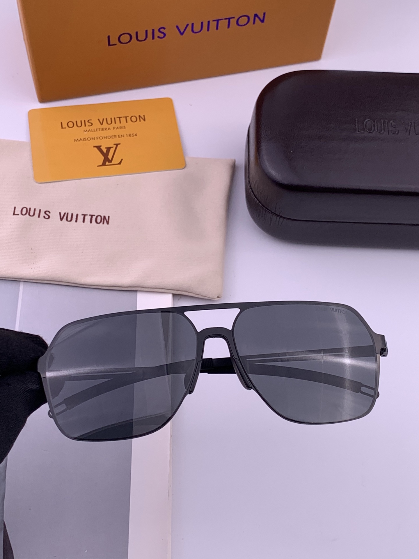 LV 男款炫彩飞行员偏光太阳镜 ❤️材质：高清尼龙加厚卡槽高清偏光镜片 🌹无边框镜架💕颜👍型号：L7397