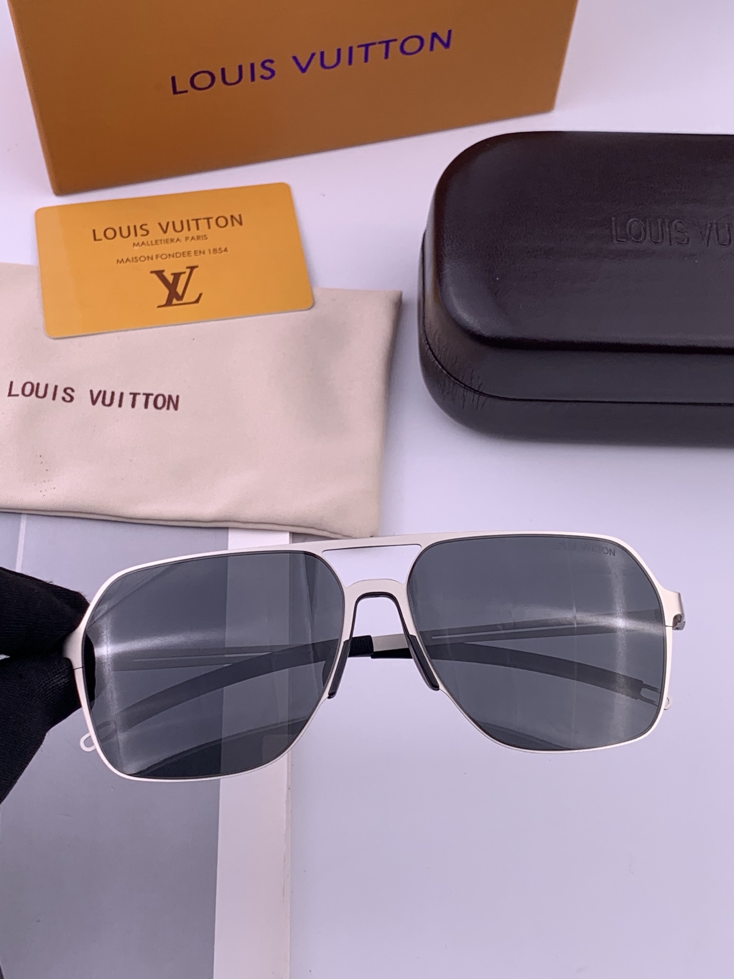 LV 男款炫彩飞行员偏光太阳镜 ❤️材质：高清尼龙加厚卡槽高清偏光镜片 🌹无边框镜架💕颜👍型号：L7397