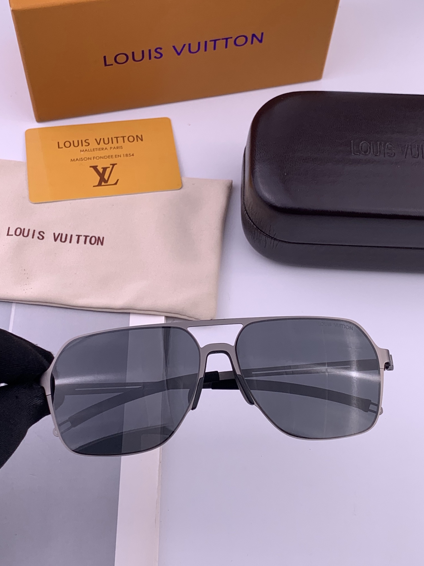 LV 男款炫彩飞行员偏光太阳镜 ❤️材质：高清尼龙加厚卡槽高清偏光镜片 🌹无边框镜架💕颜👍型号：L7397