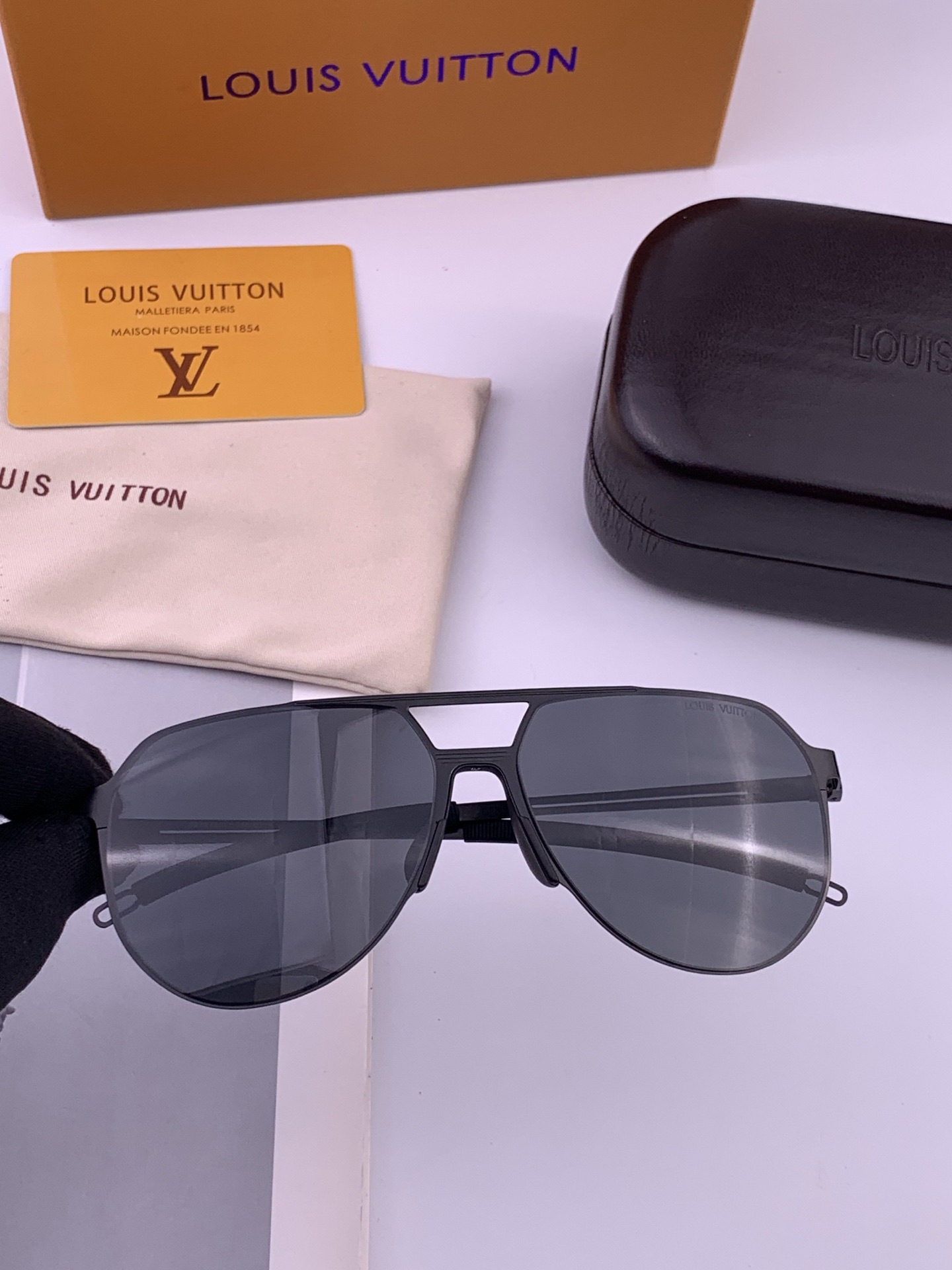 LV 男款炫彩飞行员偏光太阳镜 ❤️材质：高清尼龙加厚卡槽高清偏光镜片 🌹无边框镜架💕颜👍型号：L8397