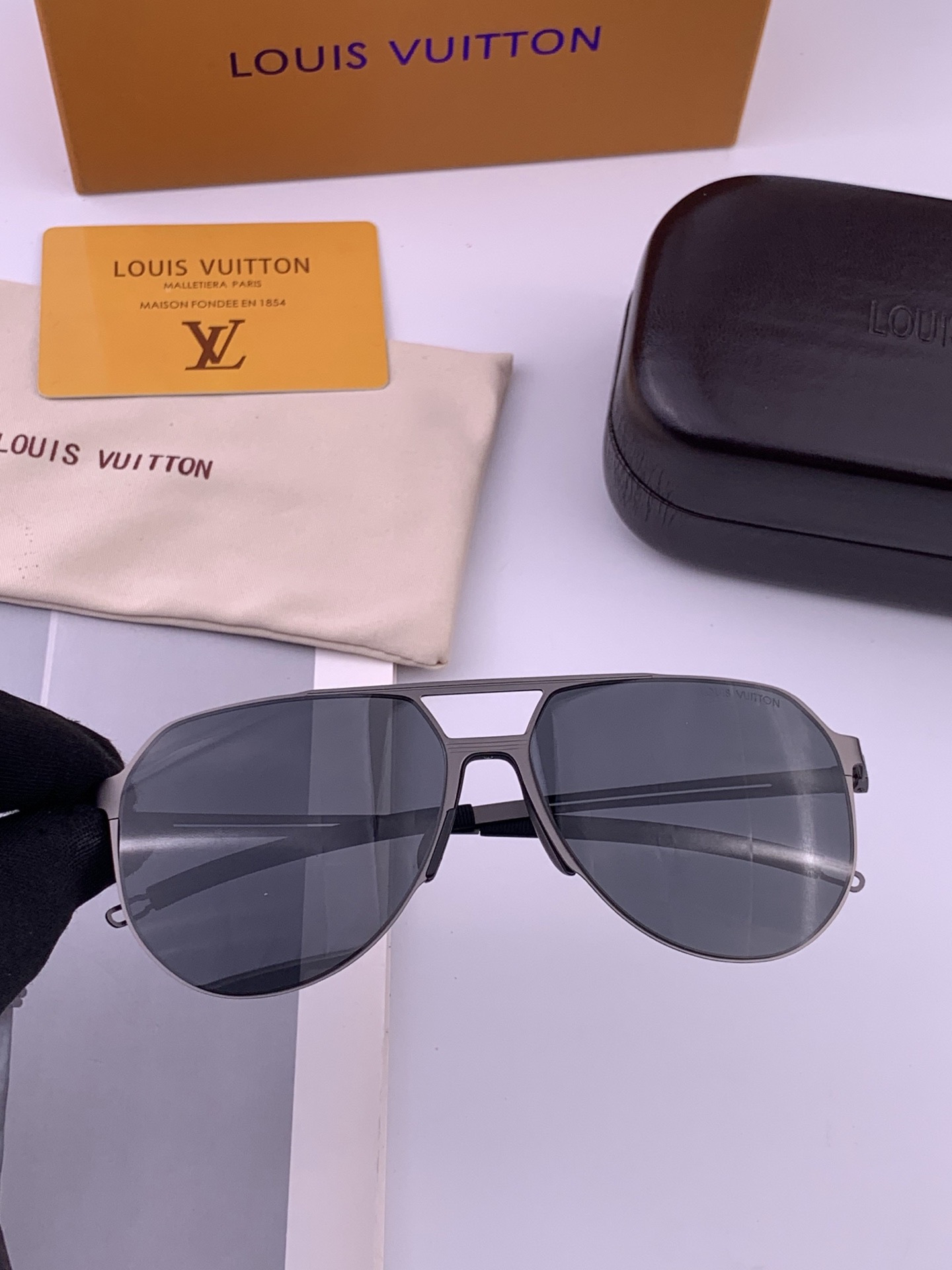 LV 男款炫彩飞行员偏光太阳镜 ❤️材质：高清尼龙加厚卡槽高清偏光镜片 🌹无边框镜架💕颜👍型号：L8397
