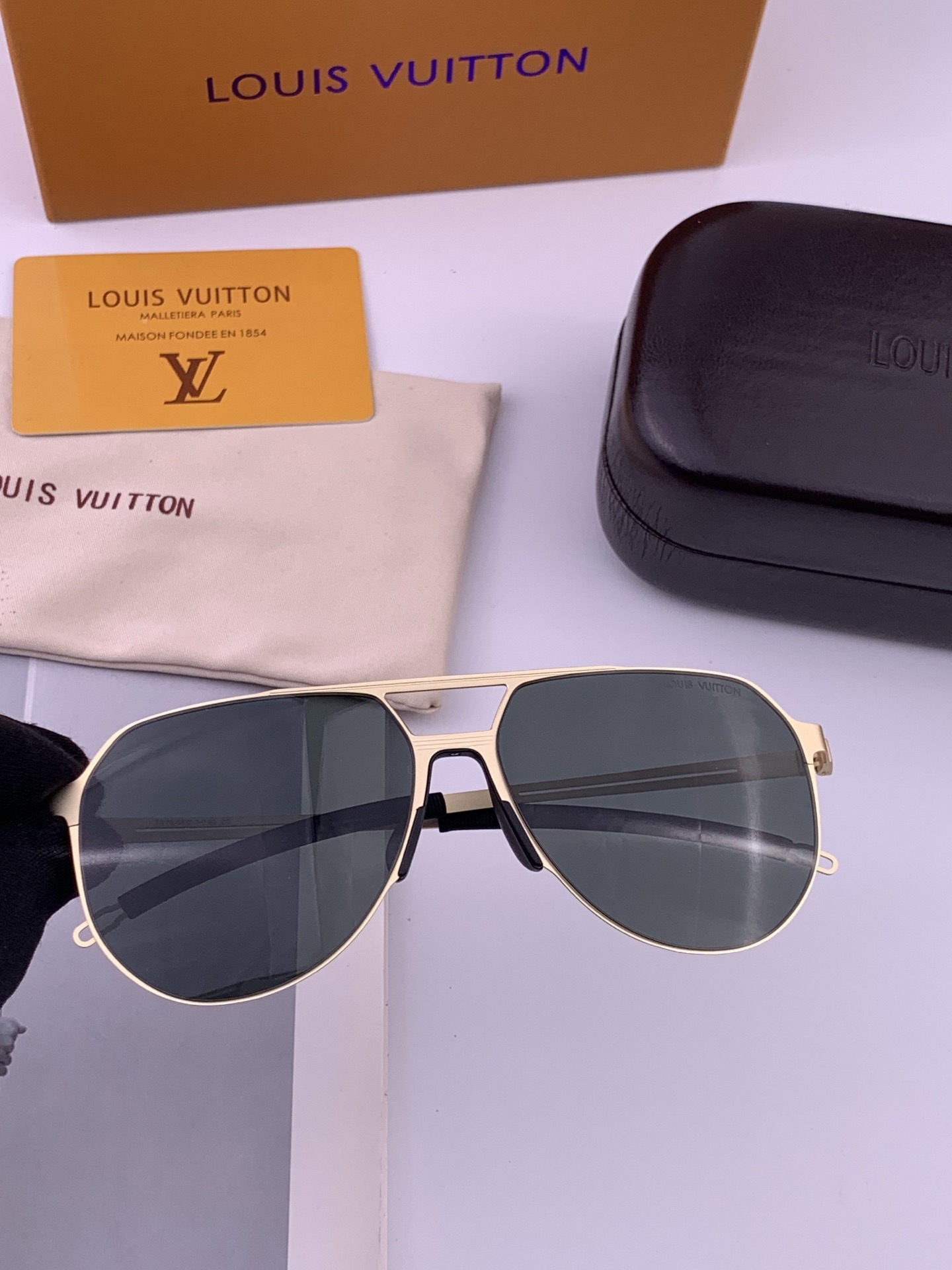 LV 男款炫彩飞行员偏光太阳镜 ❤️材质：高清尼龙加厚卡槽高清偏光镜片 🌹无边框镜架💕颜👍型号：L8397