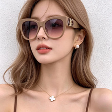 LV 新款女士方框太阳眼镜 开车墨镜 新款太阳镜 时尚大方 舒适轻盈 精致奢华 超轻 型号:L07002 LV 新款女士方框太阳眼镜 开车墨镜 新款太阳镜 时尚大方 舒适轻盈 精致奢华 超轻 型号:L07002