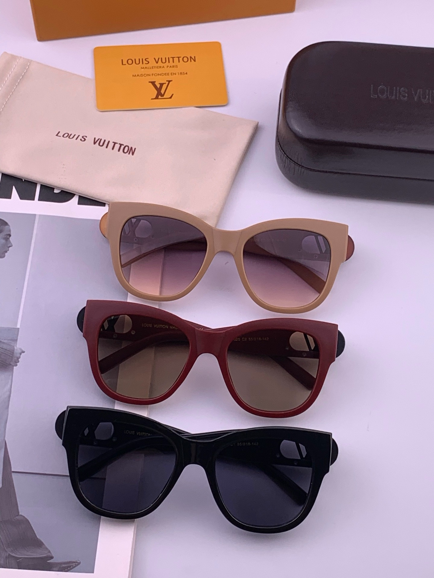 LV 新款女士方框太阳眼镜 开车墨镜 新款太阳镜  时尚大方 舒适轻盈 精致奢华 超轻 型号：L07002