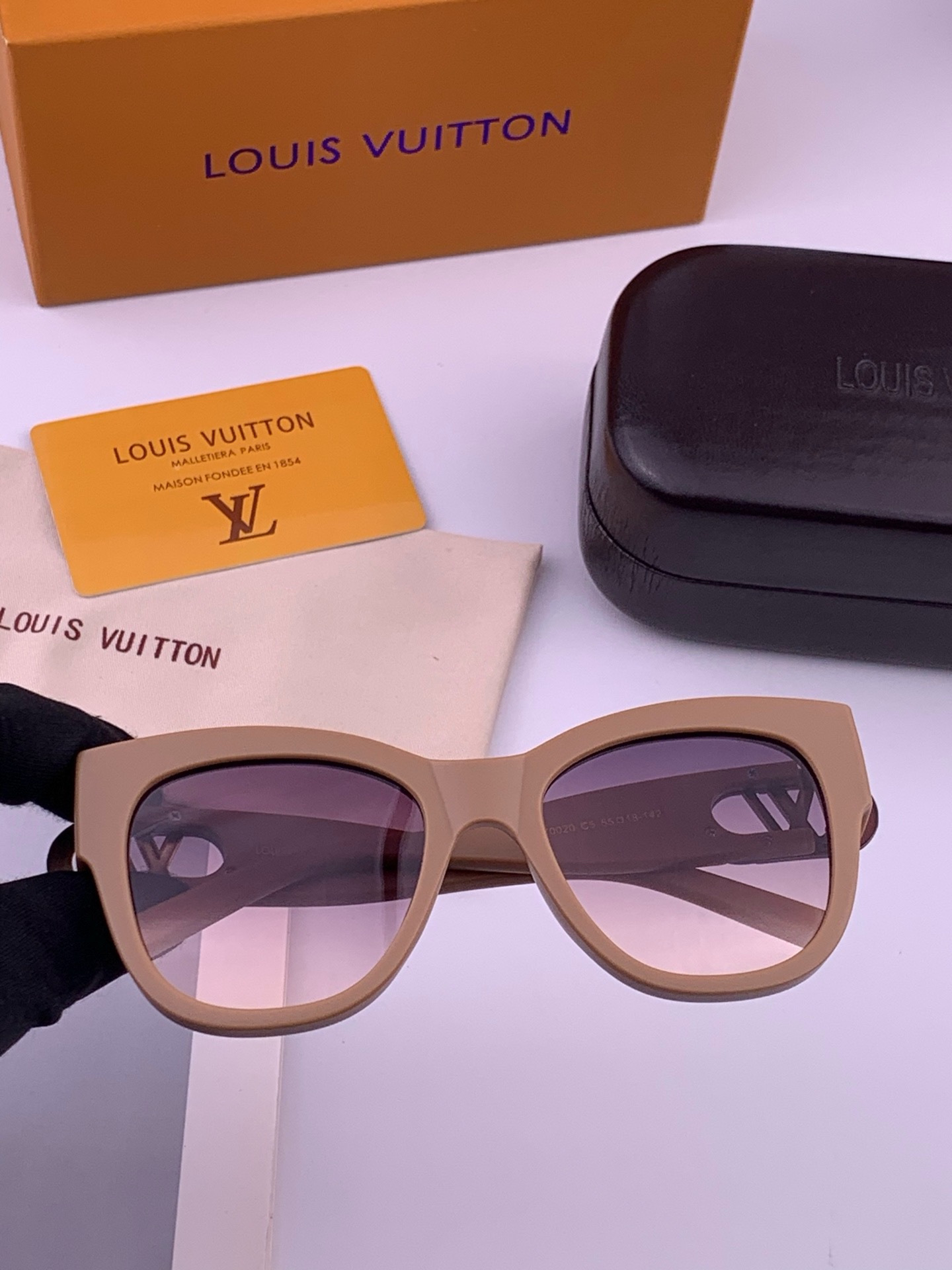 LV 新款女士方框太阳眼镜 开车墨镜 新款太阳镜  时尚大方 舒适轻盈 精致奢华 超轻 型号：L07002