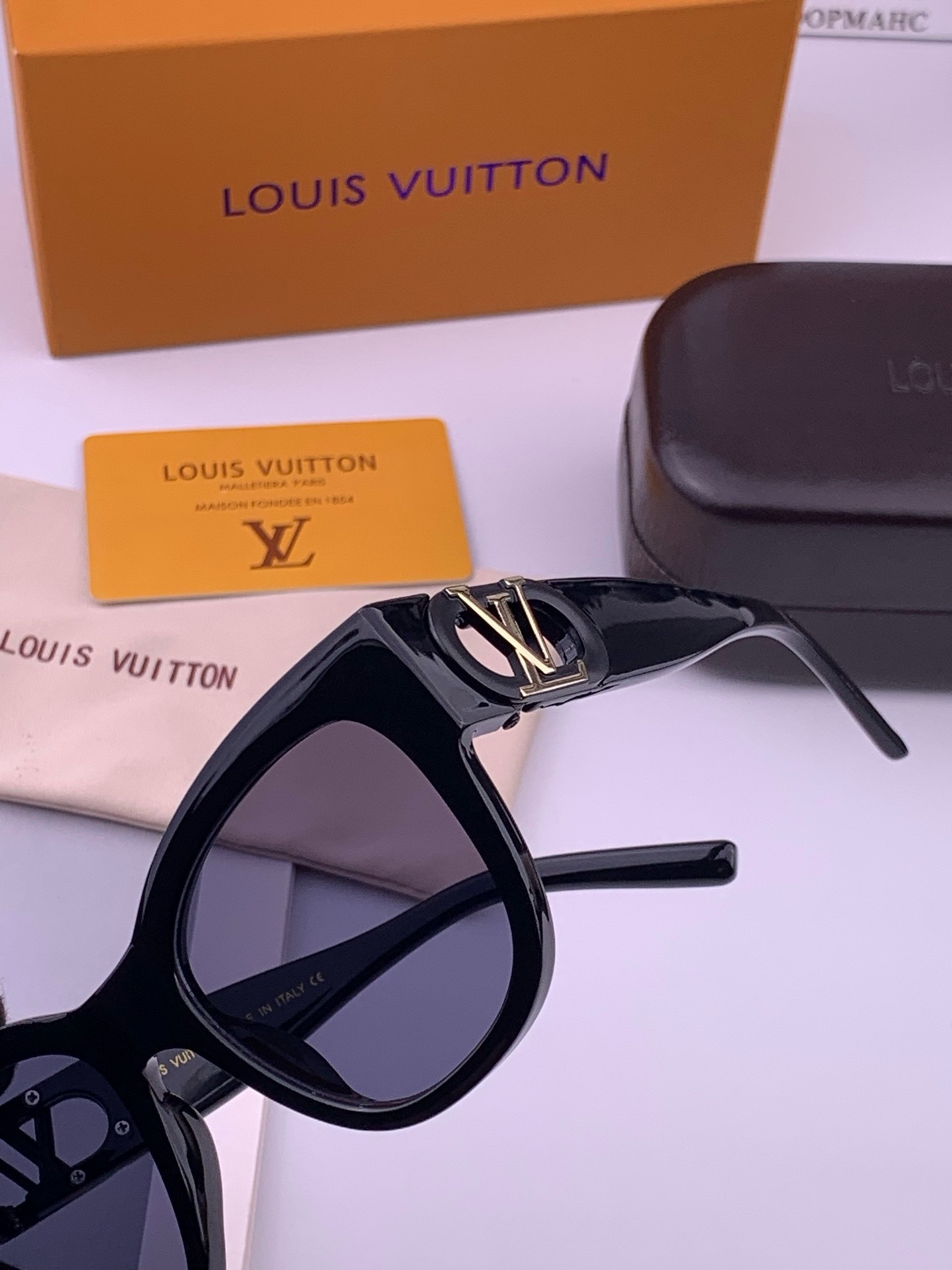 LV 新款女士方框太阳眼镜 开车墨镜 新款太阳镜  时尚大方 舒适轻盈 精致奢华 超轻 型号：L07002