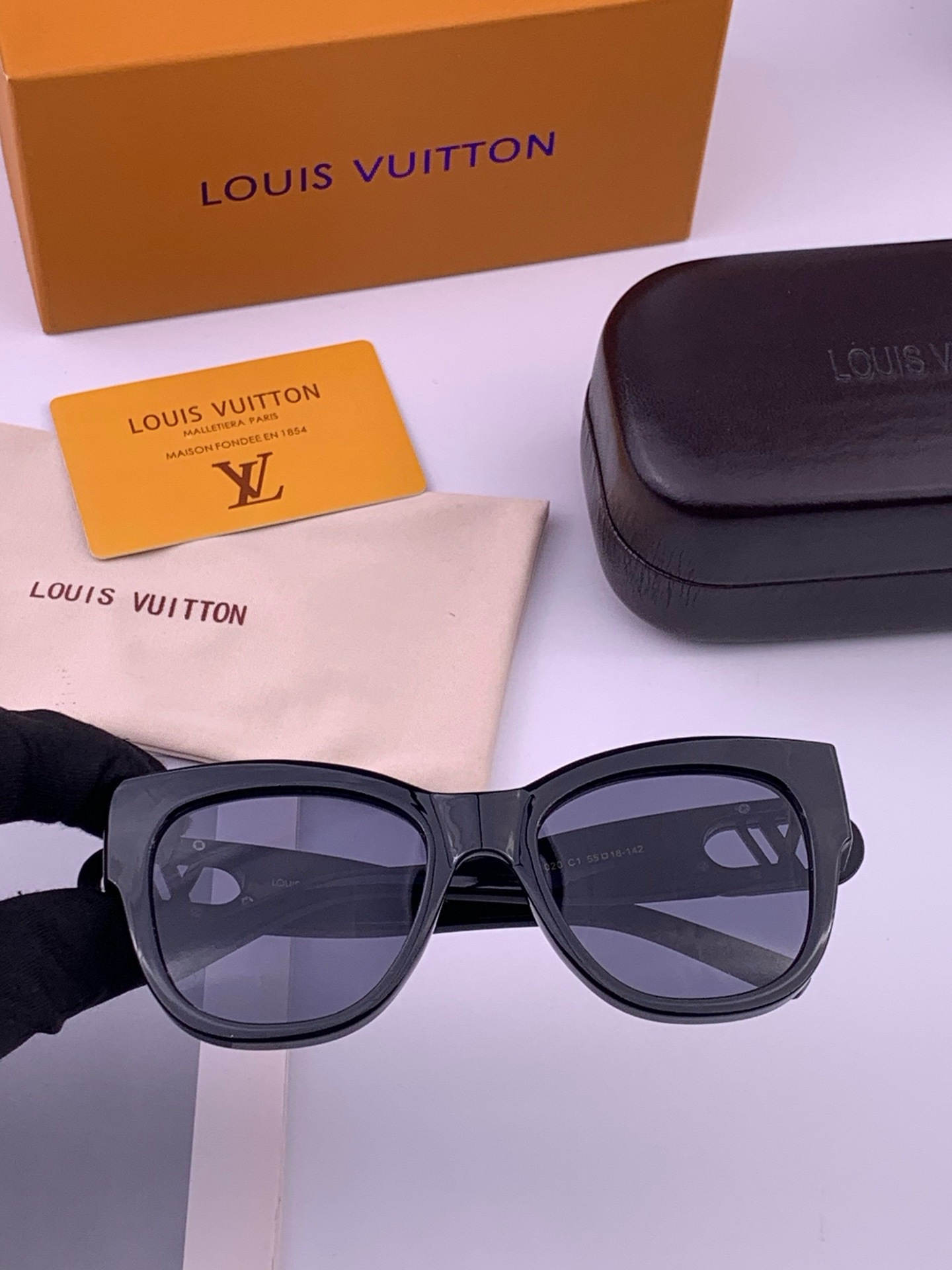 LV 新款女士方框太阳眼镜 开车墨镜 新款太阳镜  时尚大方 舒适轻盈 精致奢华 超轻 型号：L07002