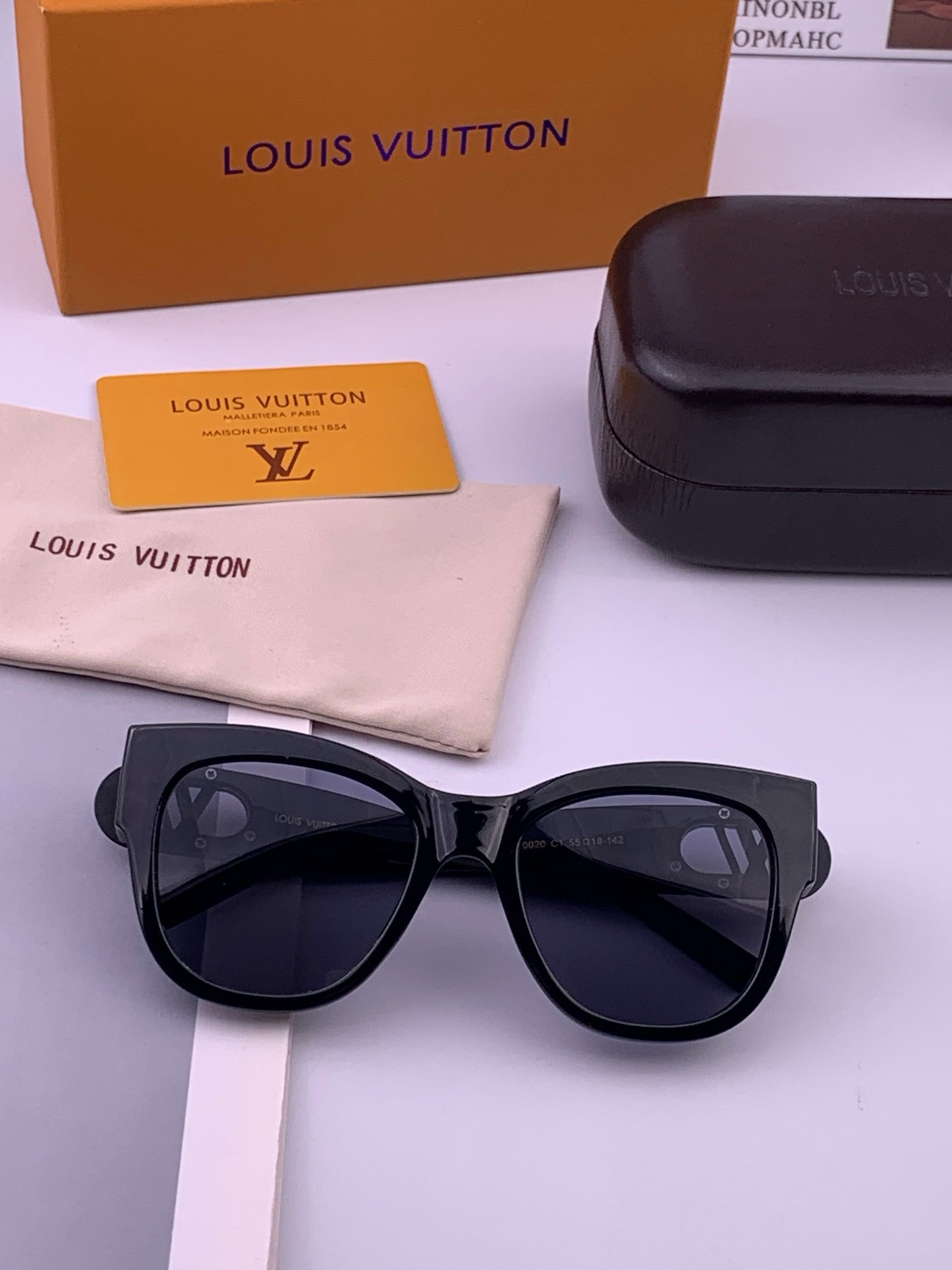 LV 新款女士方框太阳眼镜 开车墨镜 新款太阳镜  时尚大方 舒适轻盈 精致奢华 超轻 型号：L07002