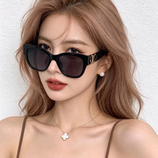 LV 新款女士方框太阳眼镜 开车墨镜 新款太阳镜 时尚大方 舒适轻盈 精致奢华 超轻 型号:L07002 LV 新款女士方框太阳眼镜 开车墨镜 新款太阳镜 时尚大方 舒适轻盈 精致奢华 超轻 型号:L07002