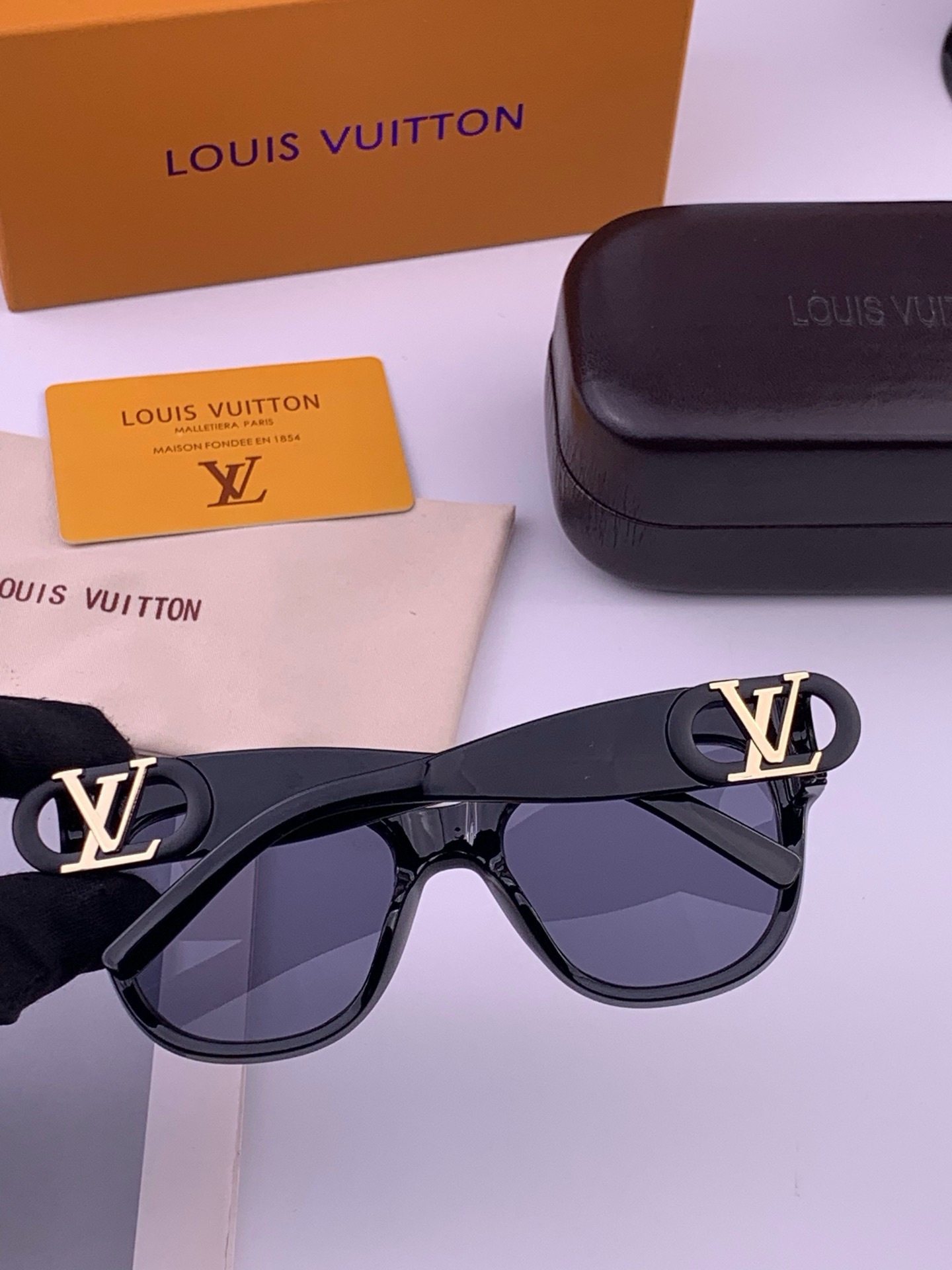 LV 新款女士方框太阳眼镜 开车墨镜 新款太阳镜  时尚大方 舒适轻盈 精致奢华 超轻 型号：L07002
