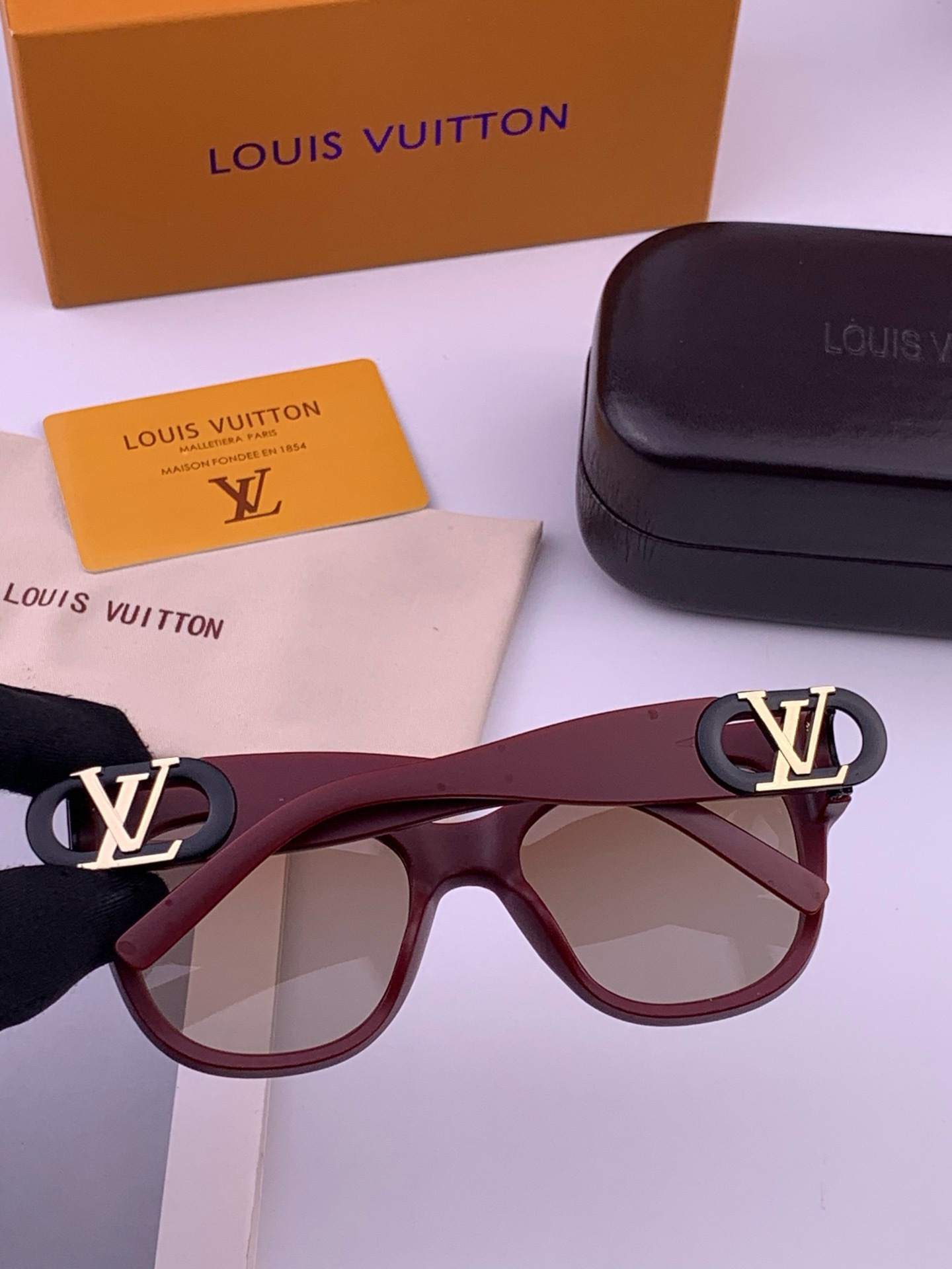 LV 新款女士方框太阳眼镜 开车墨镜 新款太阳镜  时尚大方 舒适轻盈 精致奢华 超轻 型号：L07002