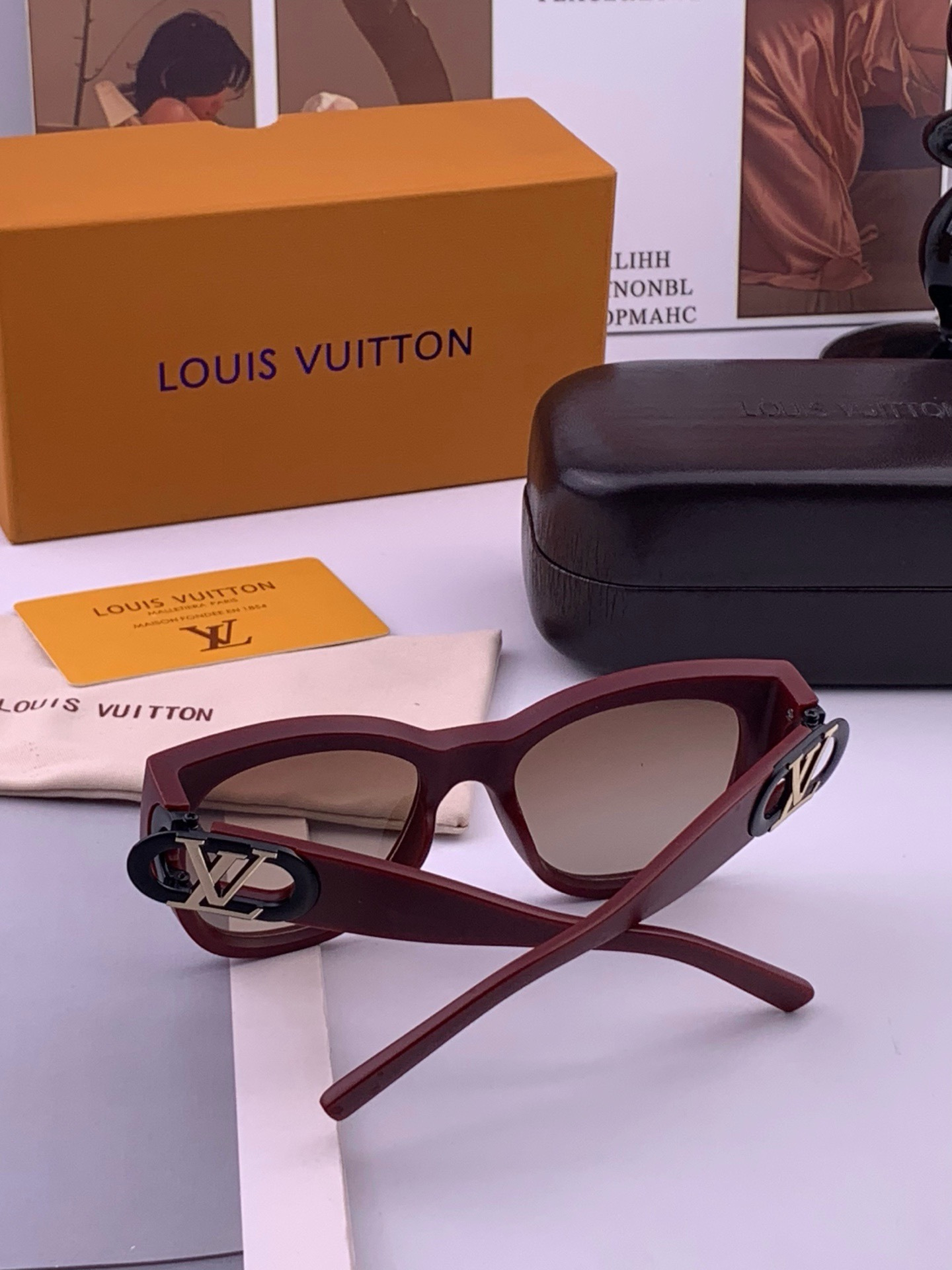 LV 新款女士方框太阳眼镜 开车墨镜 新款太阳镜  时尚大方 舒适轻盈 精致奢华 超轻 型号：L07002