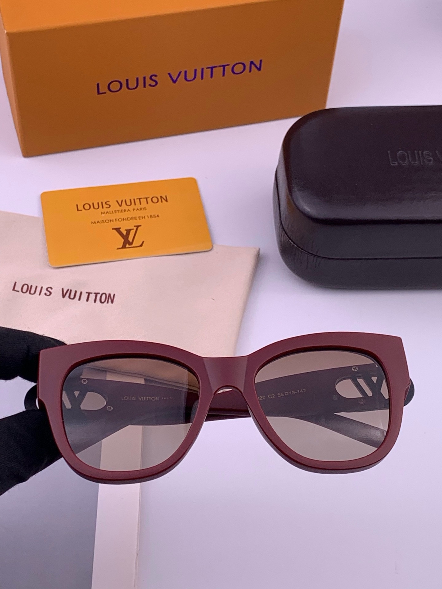 LV 新款女士方框太阳眼镜 开车墨镜 新款太阳镜  时尚大方 舒适轻盈 精致奢华 超轻 型号：L07002