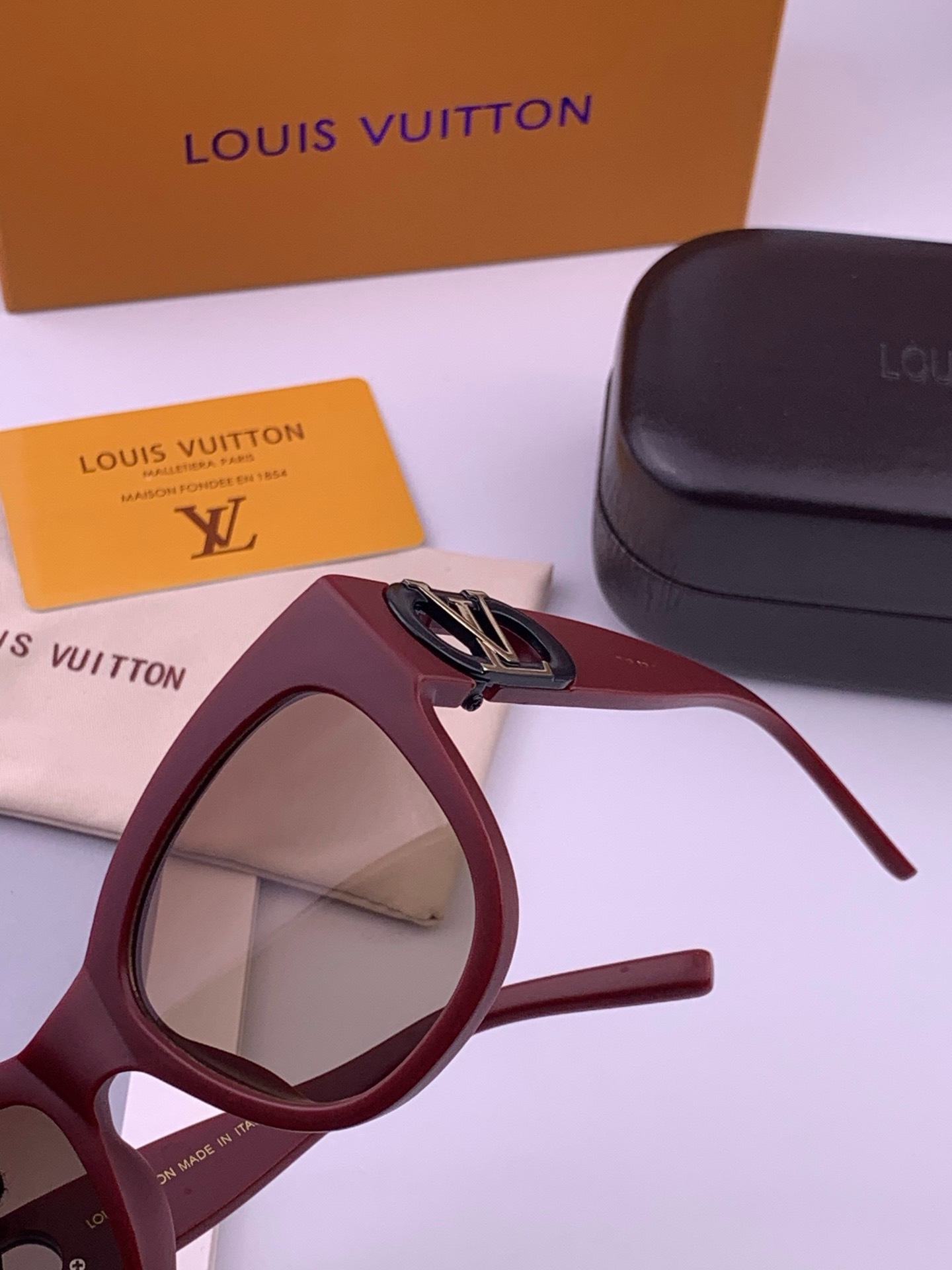 LV 新款女士方框太阳眼镜 开车墨镜 新款太阳镜  时尚大方 舒适轻盈 精致奢华 超轻 型号：L07002