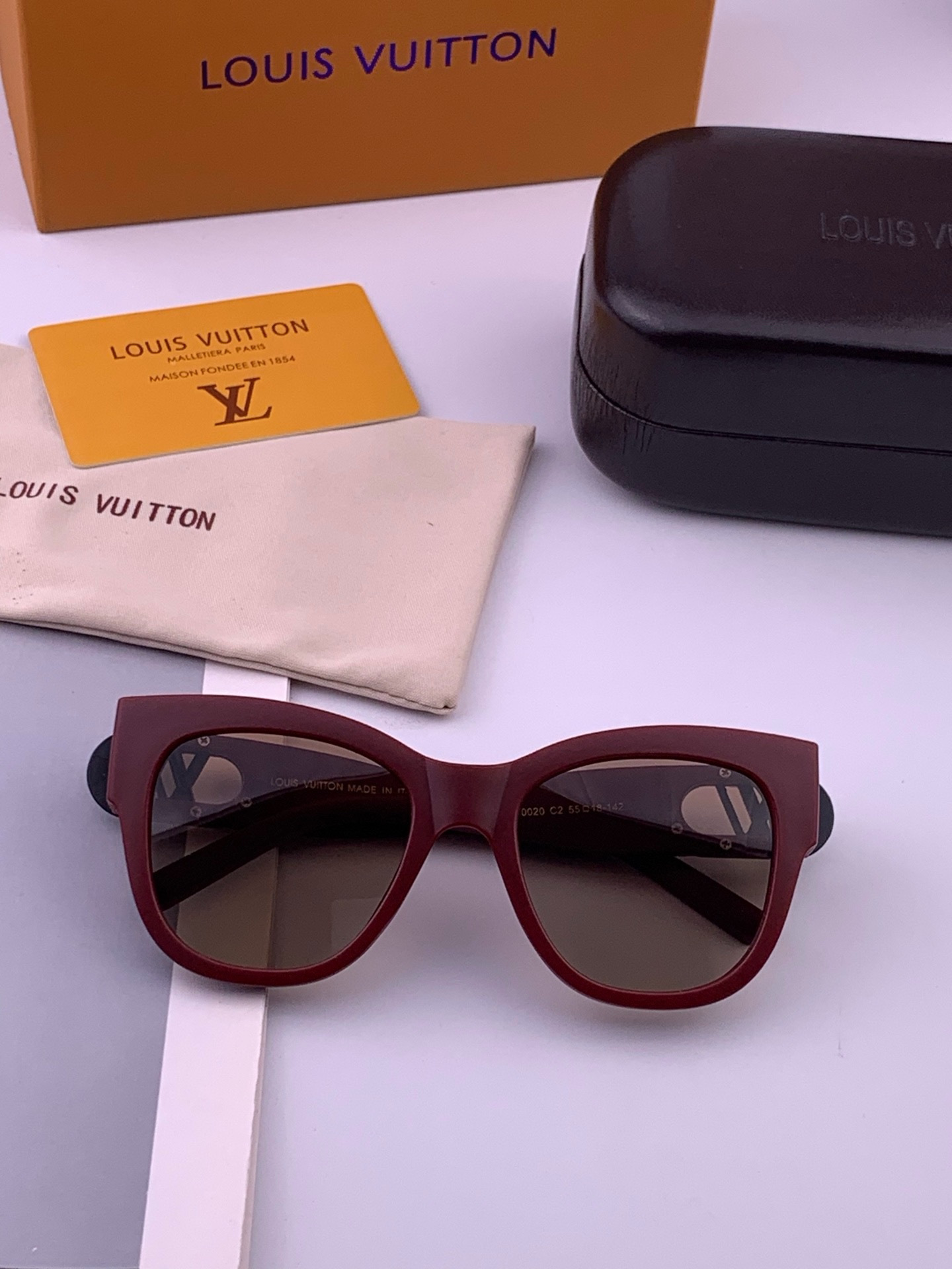 LV 新款女士方框太阳眼镜 开车墨镜 新款太阳镜  时尚大方 舒适轻盈 精致奢华 超轻 型号：L07002