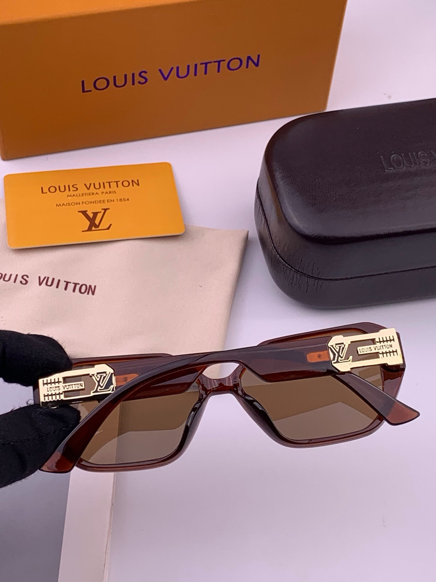 LV 新款女士方框太阳眼镜 开车墨镜 新款太阳镜  时尚大方 舒适轻盈 精致奢华 超轻 型号：L17001