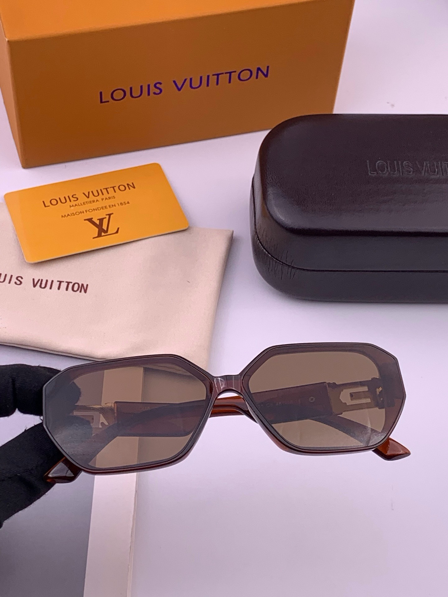 LV 新款女士方框太阳眼镜 开车墨镜 新款太阳镜  时尚大方 舒适轻盈 精致奢华 超轻 型号：L17001