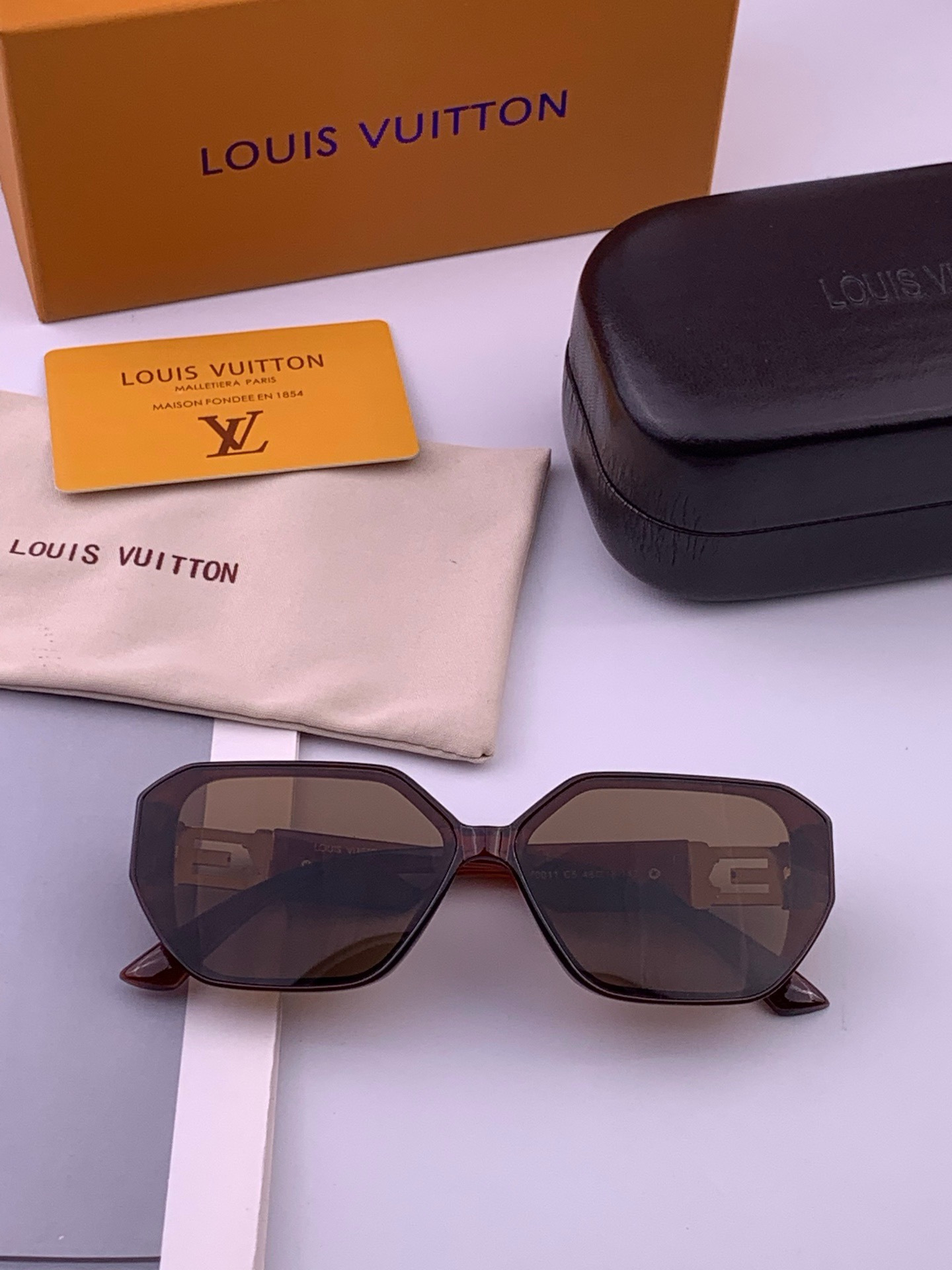 LV 新款女士方框太阳眼镜 开车墨镜 新款太阳镜  时尚大方 舒适轻盈 精致奢华 超轻 型号：L17001