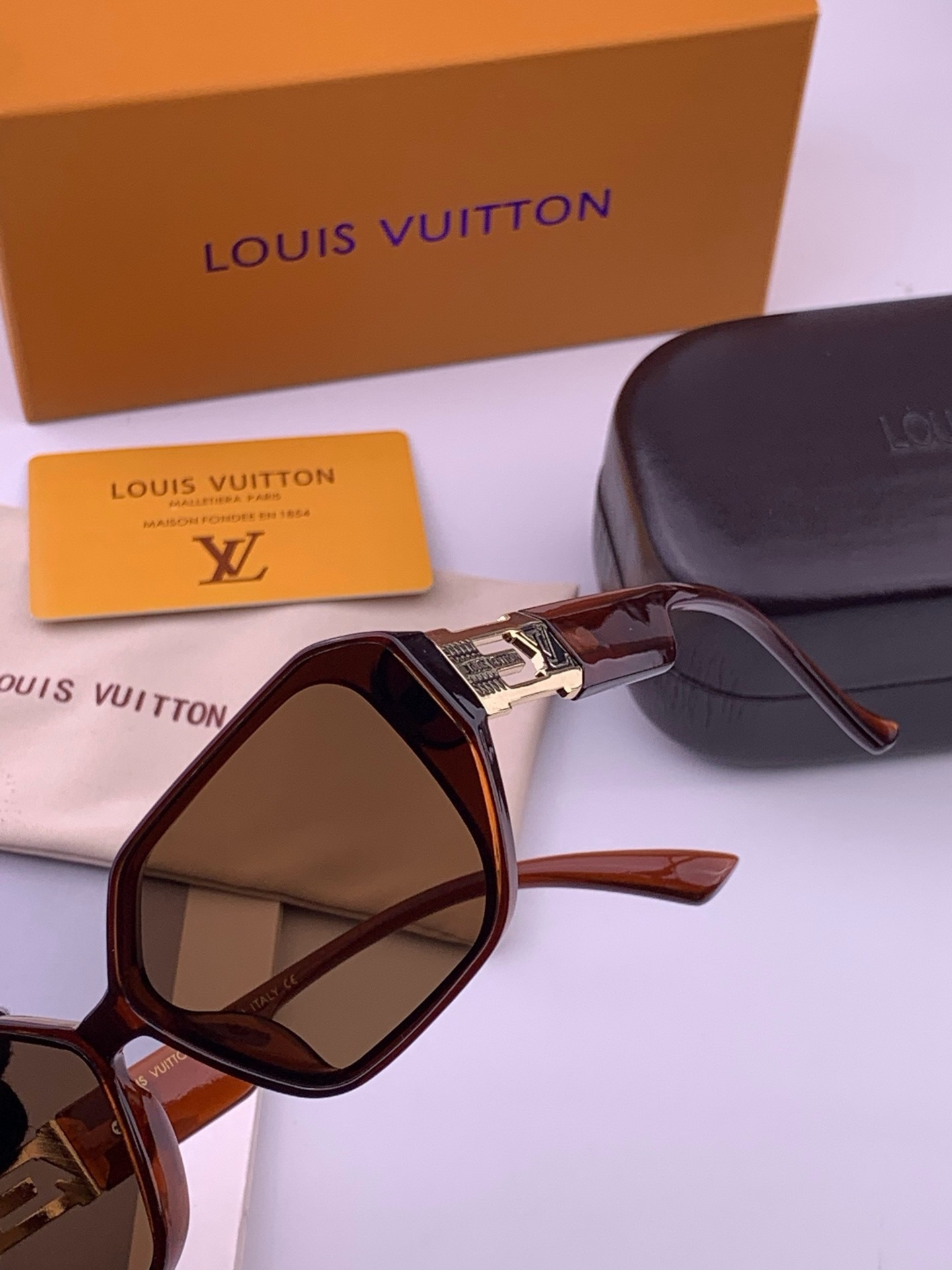 LV 新款女士方框太阳眼镜 开车墨镜 新款太阳镜  时尚大方 舒适轻盈 精致奢华 超轻 型号：L17001