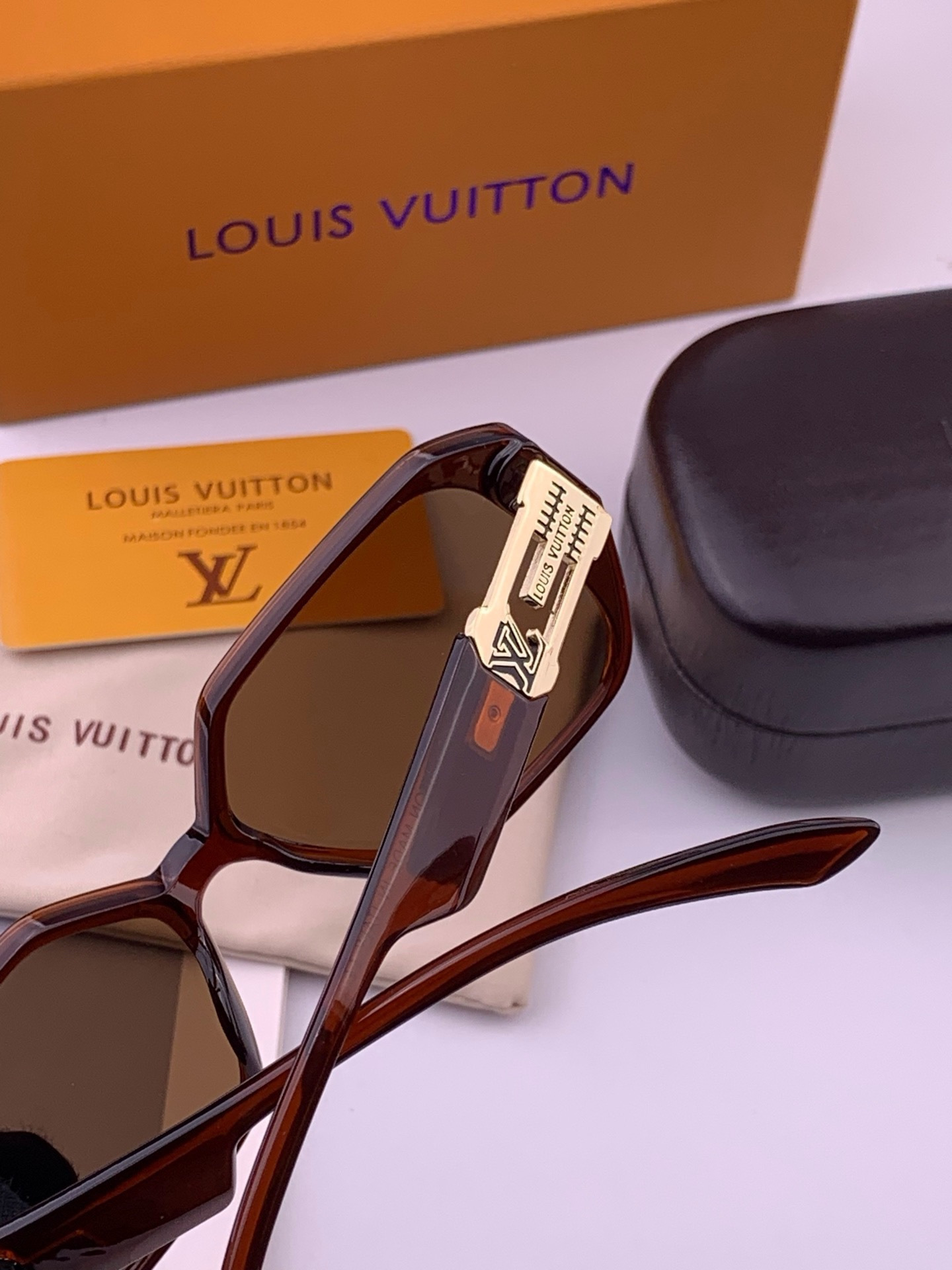 LV 新款女士方框太阳眼镜 开车墨镜 新款太阳镜  时尚大方 舒适轻盈 精致奢华 超轻 型号：L17001