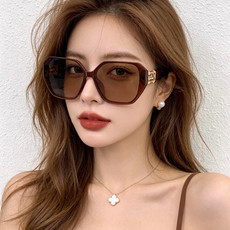 LV 新款女士方框太阳眼镜 开车墨镜 新款太阳镜 时尚大方 舒适轻盈 精致奢华 超轻 型号:L17001 LV 新款女士方框太阳眼镜 开车墨镜 新款太阳镜 时尚大方 舒适轻盈 精致奢华 超轻 型号:L17001