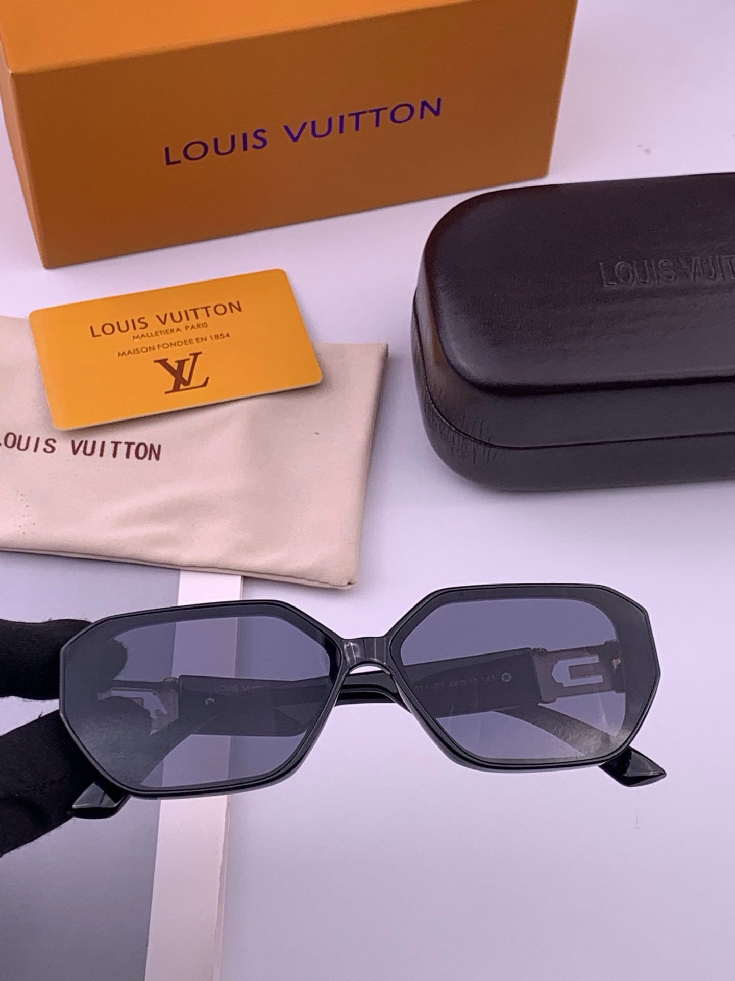 LV 新款女士方框太阳眼镜 开车墨镜 新款太阳镜  时尚大方 舒适轻盈 精致奢华 超轻 型号：L17001