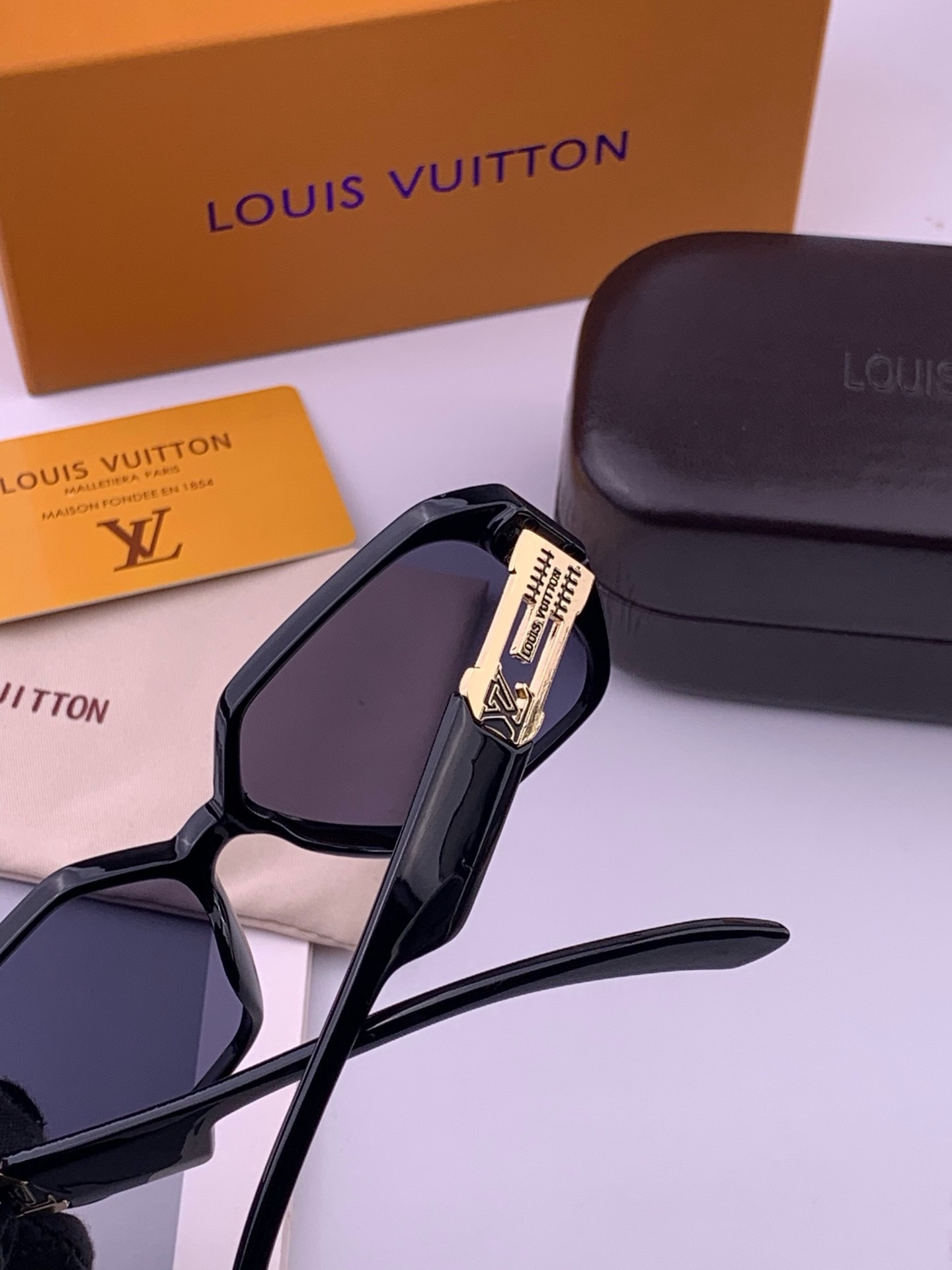 LV 新款女士方框太阳眼镜 开车墨镜 新款太阳镜  时尚大方 舒适轻盈 精致奢华 超轻 型号：L17001