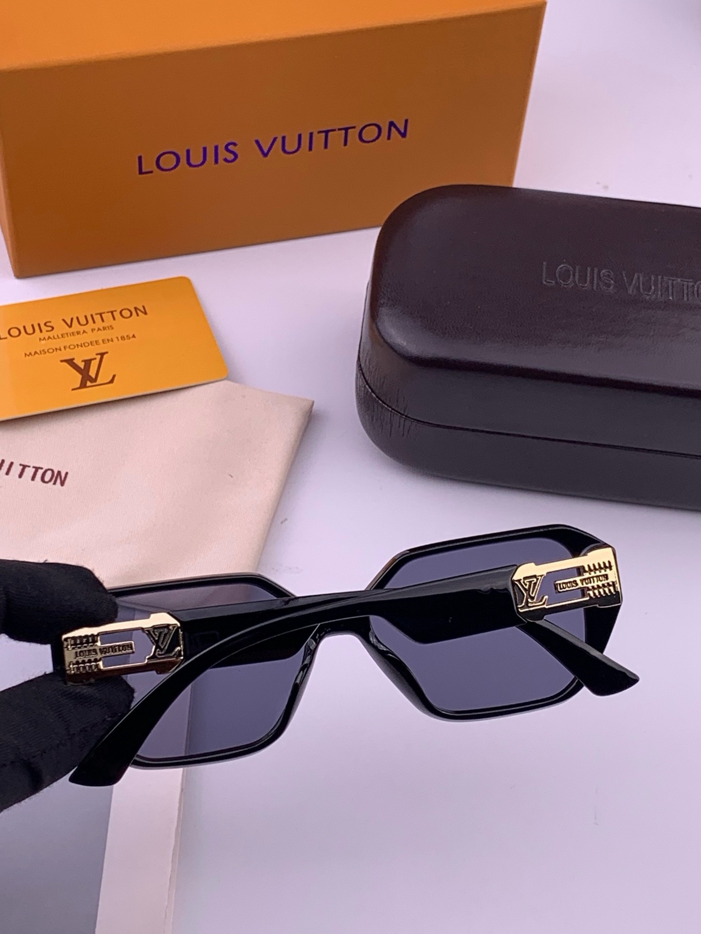 LV 新款女士方框太阳眼镜 开车墨镜 新款太阳镜  时尚大方 舒适轻盈 精致奢华 超轻 型号：L17001
