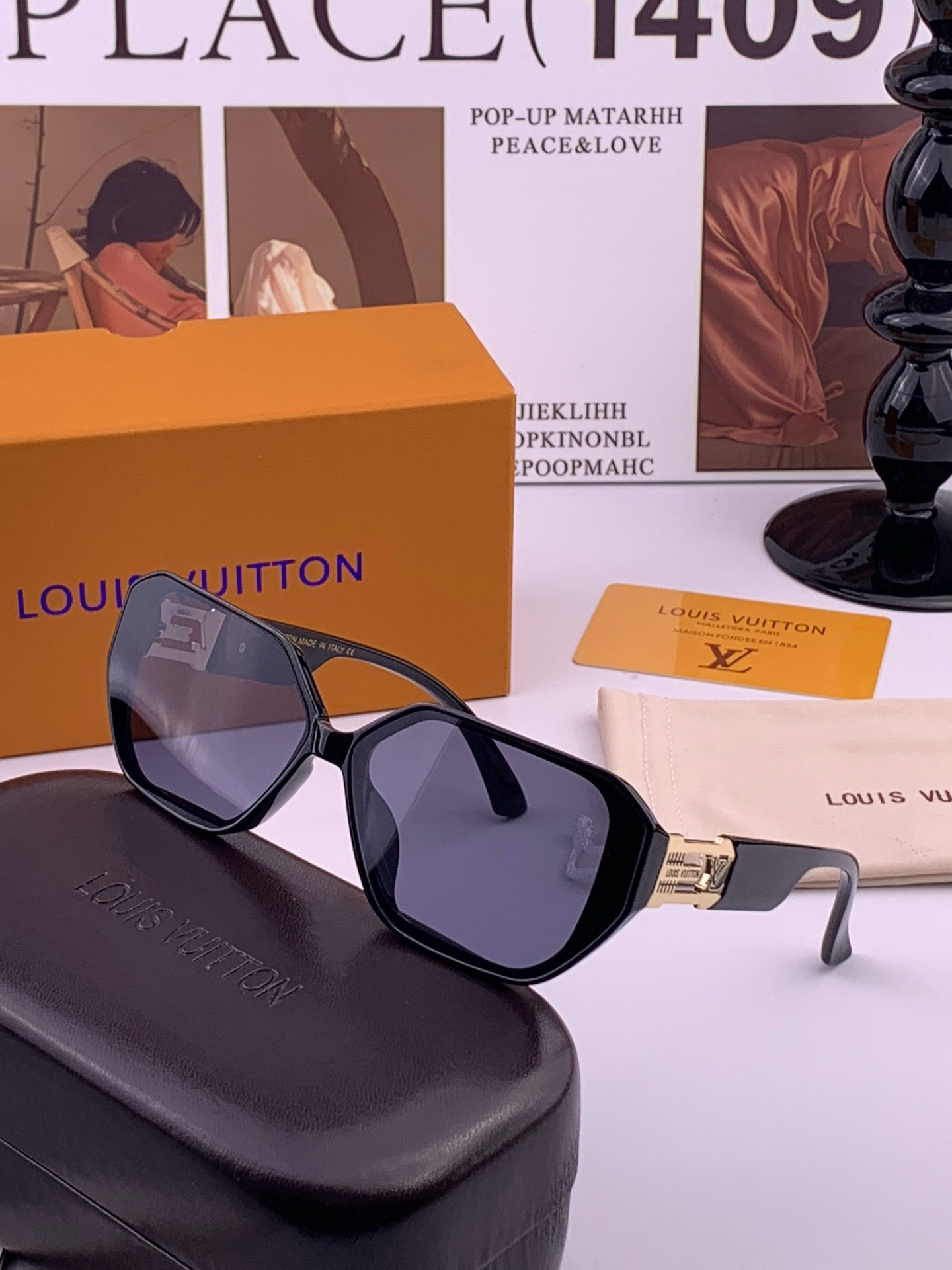 LV 新款女士方框太阳眼镜 开车墨镜 新款太阳镜  时尚大方 舒适轻盈 精致奢华 超轻 型号：L17001