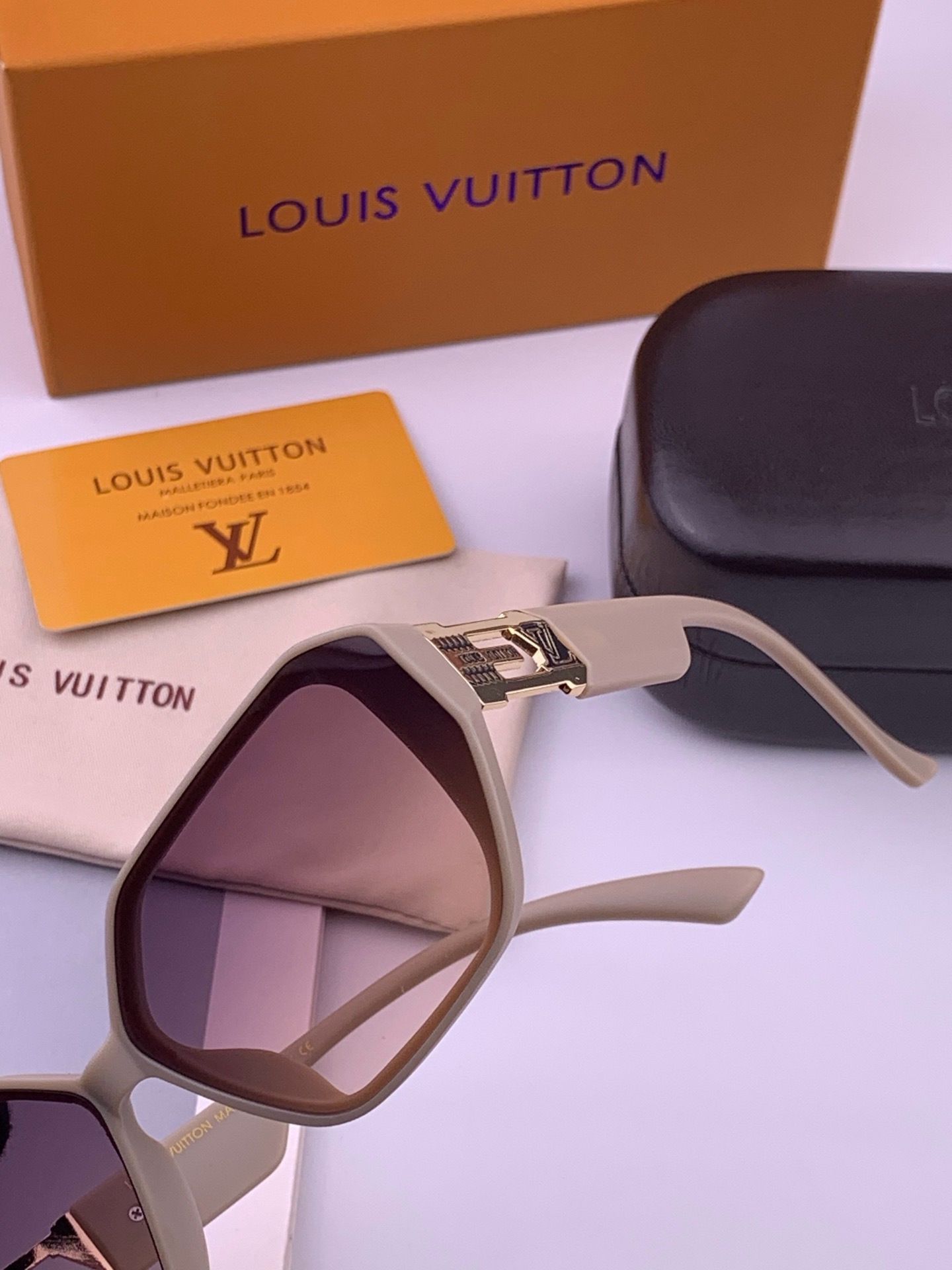 LV 新款女士方框太阳眼镜 开车墨镜 新款太阳镜  时尚大方 舒适轻盈 精致奢华 超轻 型号：L17001