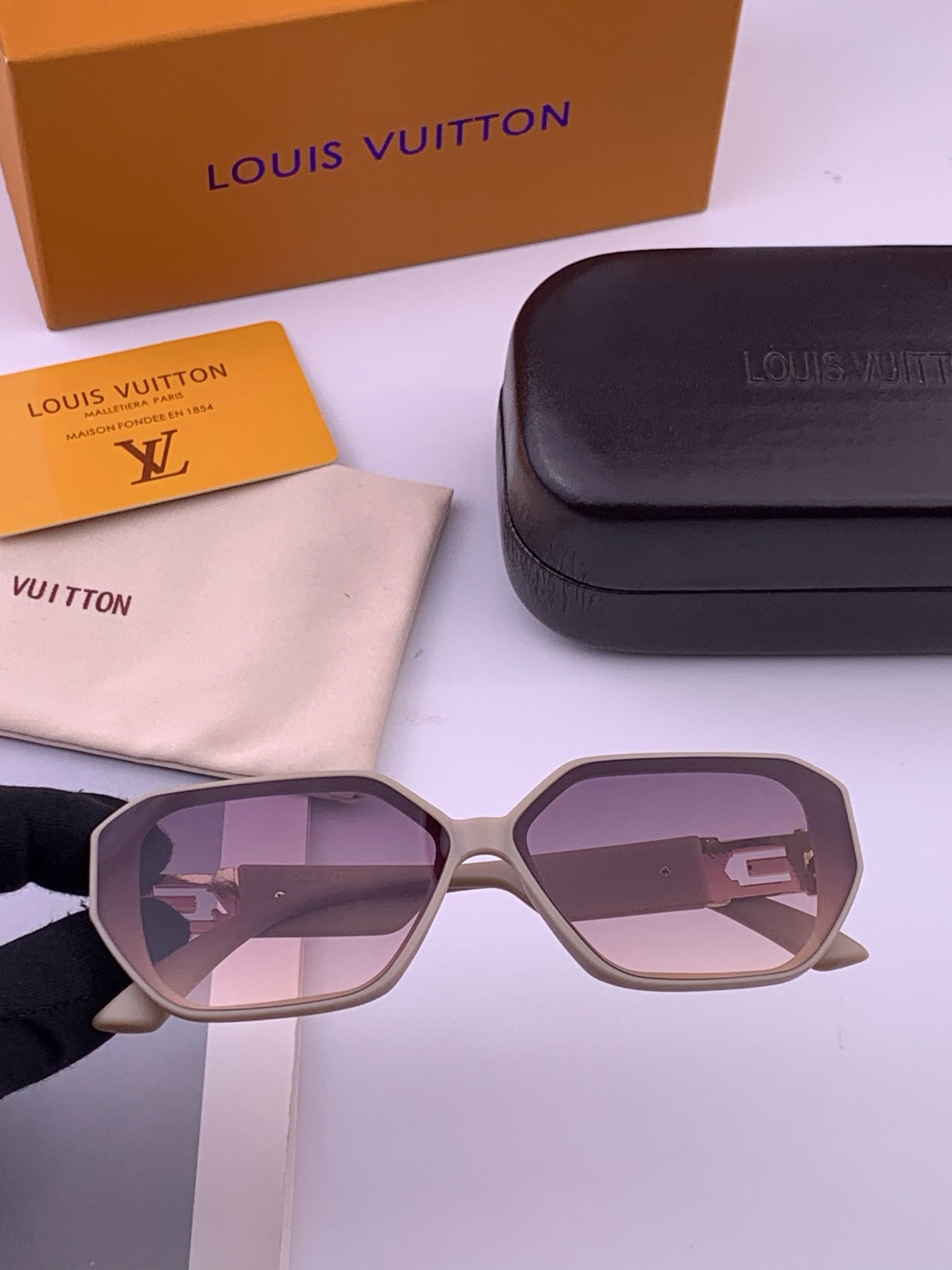LV 新款女士方框太阳眼镜 开车墨镜 新款太阳镜  时尚大方 舒适轻盈 精致奢华 超轻 型号：L17001