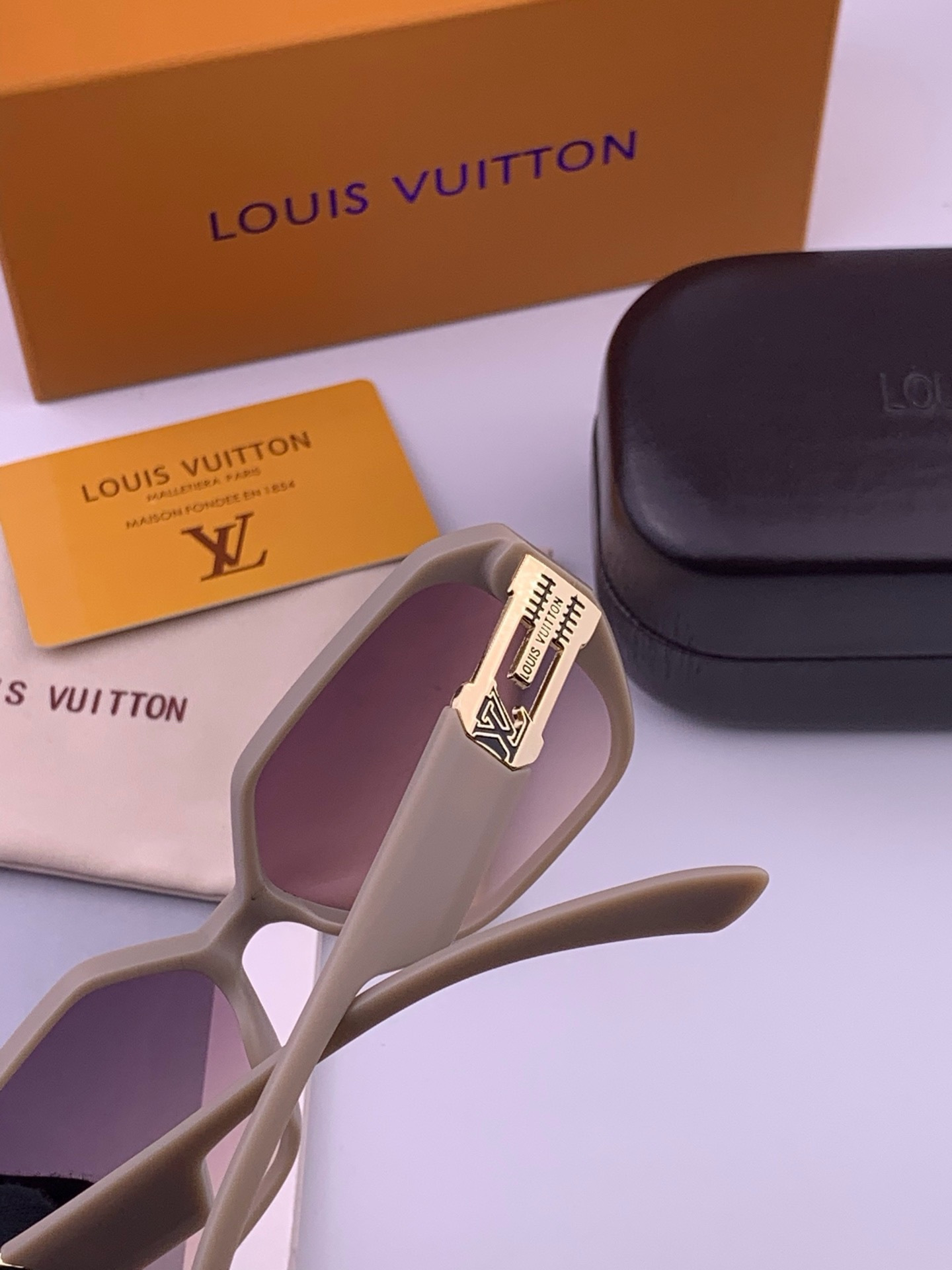 LV 新款女士方框太阳眼镜 开车墨镜 新款太阳镜  时尚大方 舒适轻盈 精致奢华 超轻 型号：L17001