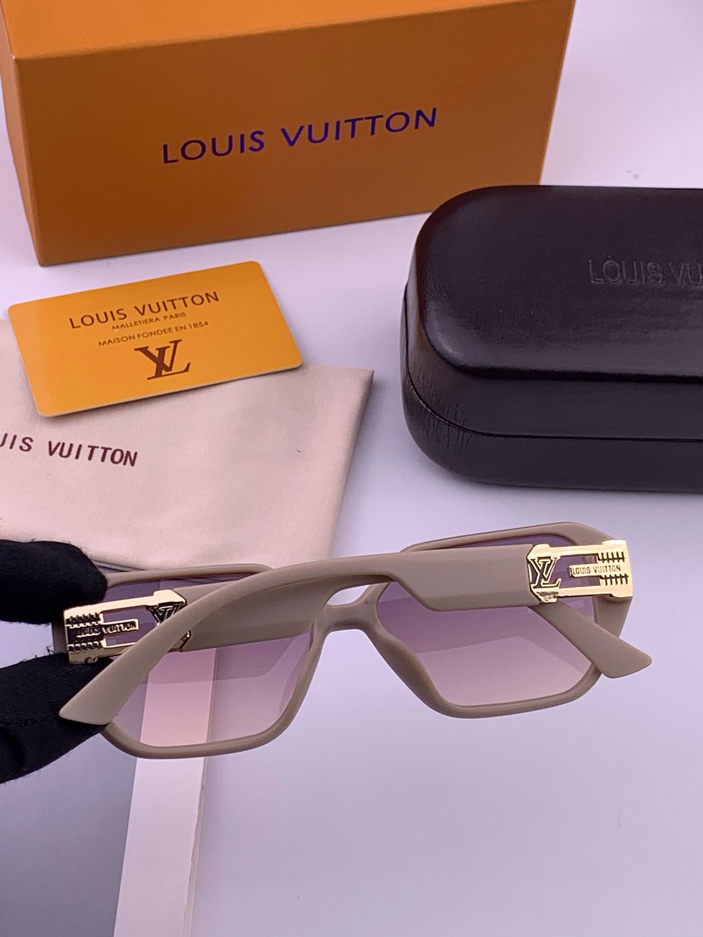 LV 新款女士方框太阳眼镜 开车墨镜 新款太阳镜  时尚大方 舒适轻盈 精致奢华 超轻 型号：L17001