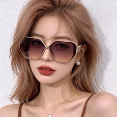 LV 新款女士方框太阳眼镜 开车墨镜 新款太阳镜 时尚大方 舒适轻盈 精致奢华 超轻 型号:L17001 LV 新款女士方框太阳眼镜 开车墨镜 新款太阳镜 时尚大方 舒适轻盈 精致奢华 超轻 型号:L17001