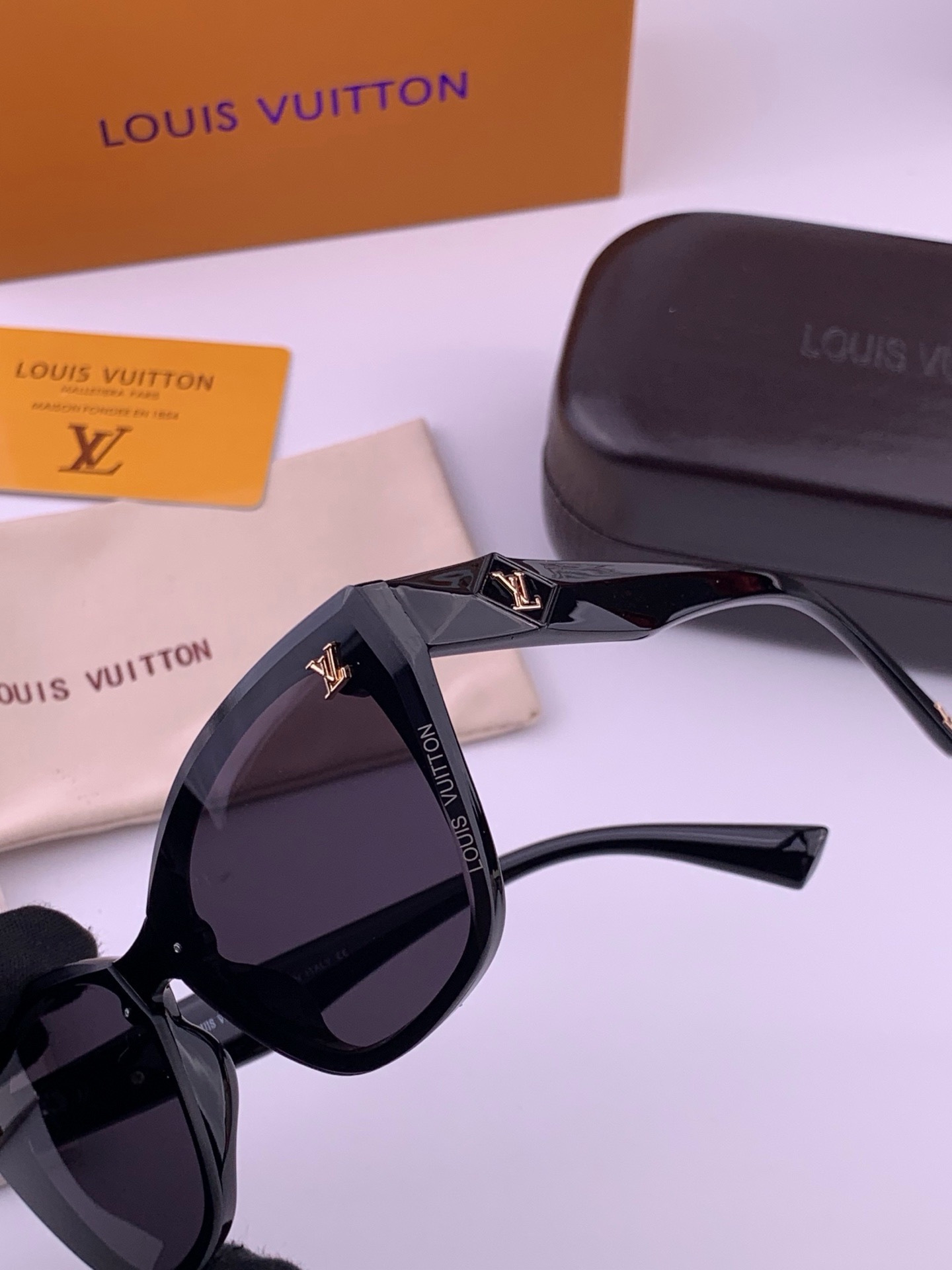 LV 太阳镜潮品官网模特同款 [玫瑰][玫瑰]四叶草🍀精致个性设计简约时尚 高品质值得拥有绝对潮爆整个夏季 新款L335