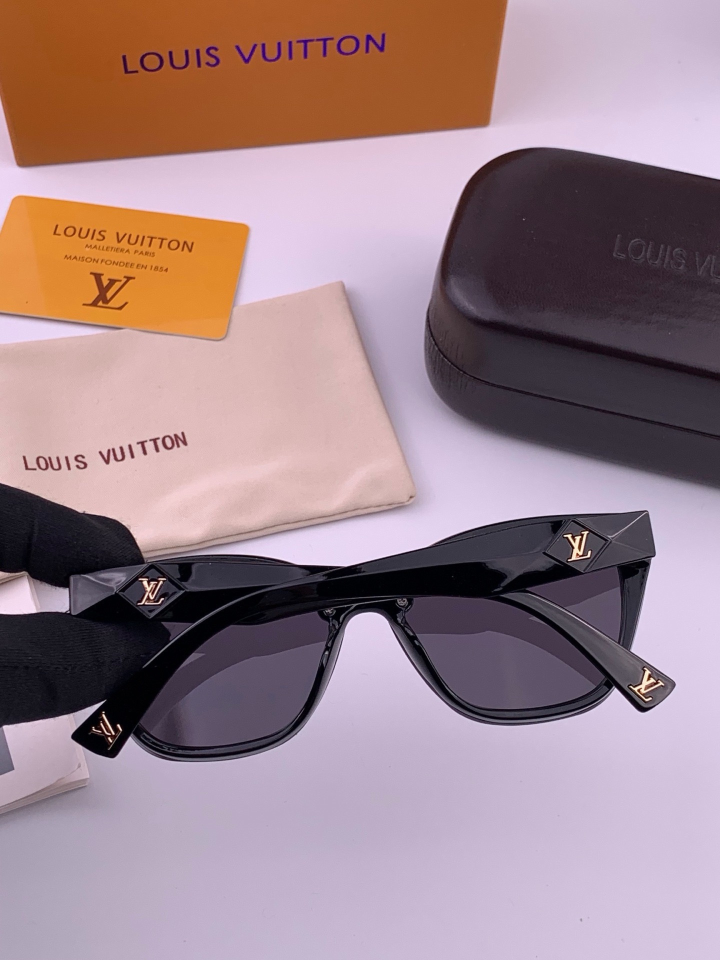 LV 太阳镜潮品官网模特同款 [玫瑰][玫瑰]四叶草🍀精致个性设计简约时尚 高品质值得拥有绝对潮爆整个夏季 新款L335