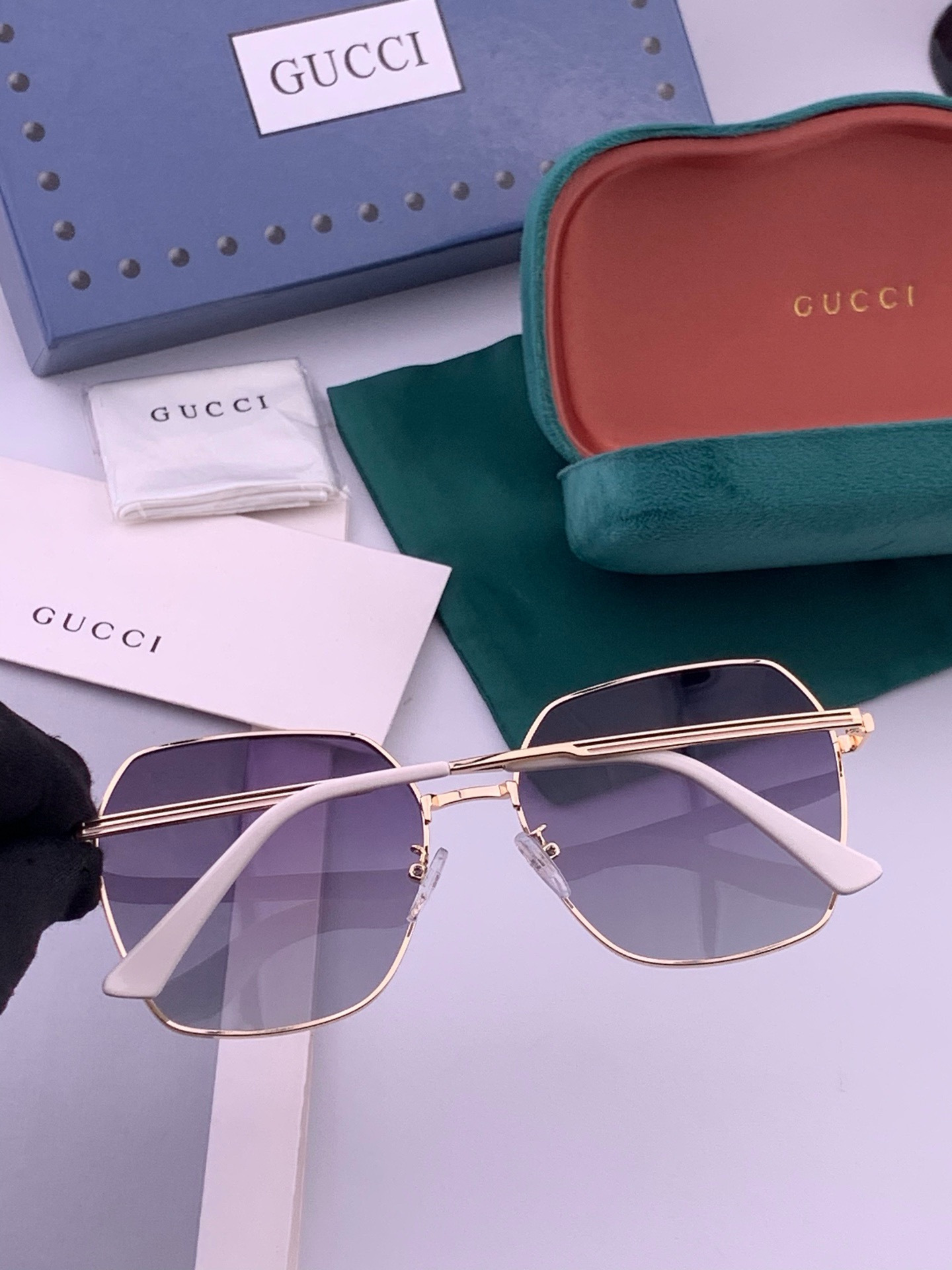 GUCCI  开春新款 马鞍扣镜腿系列墨镜，优雅方框太阳镜各路网红纷纷带起气场满分‼️ 俏皮甜美.上脸效果更佳.金属质感