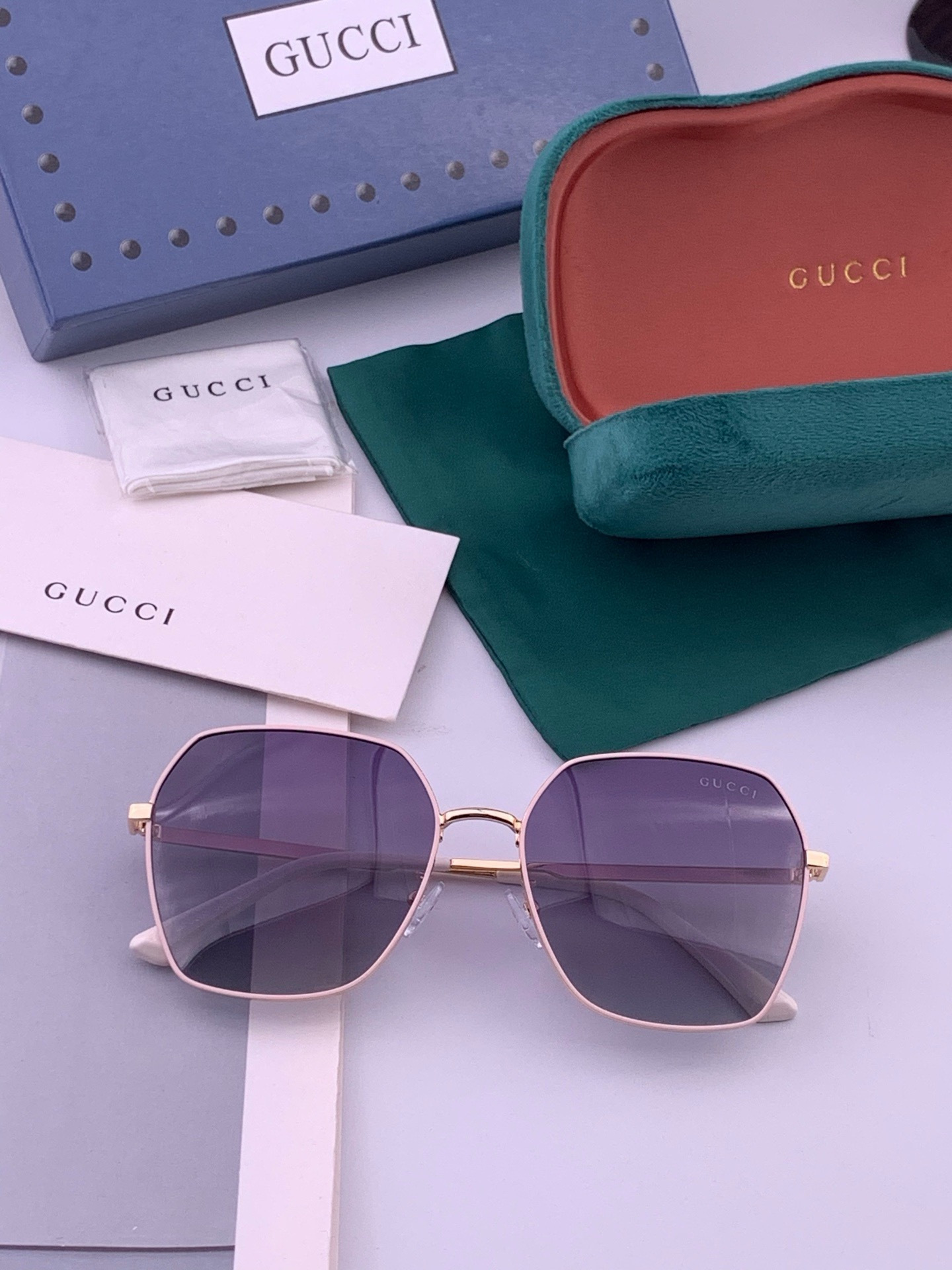 GUCCI  开春新款 马鞍扣镜腿系列墨镜，优雅方框太阳镜各路网红纷纷带起气场满分‼️ 俏皮甜美.上脸效果更佳.金属质感