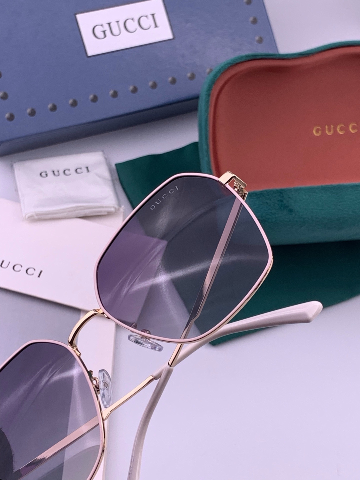 GUCCI  开春新款 马鞍扣镜腿系列墨镜，优雅方框太阳镜各路网红纷纷带起气场满分‼️ 俏皮甜美.上脸效果更佳.金属质感