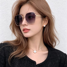 GUCCI 开春新款 马鞍扣镜腿系列墨镜,优雅方框太阳镜各路网红纷纷带起气场满分‼️ 俏皮甜美.上脸效果更佳.金属质感 GUCCI 开春新款 马鞍扣镜腿系列墨镜,优雅方框太阳镜各路网红纷纷带起气场满分‼️ 俏皮甜美.上脸效果更佳.金属质感