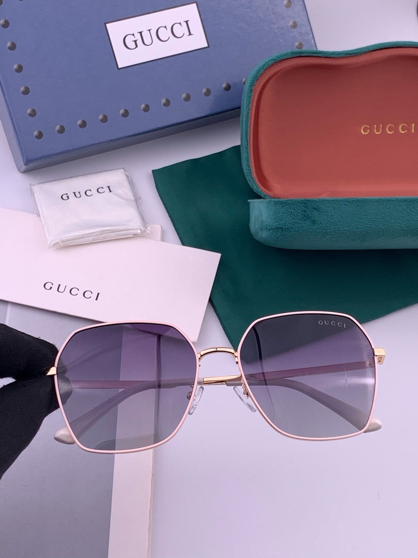 GUCCI  开春新款 马鞍扣镜腿系列墨镜，优雅方框太阳镜各路网红纷纷带起气场满分‼️ 俏皮甜美.上脸效果更佳.金属质感